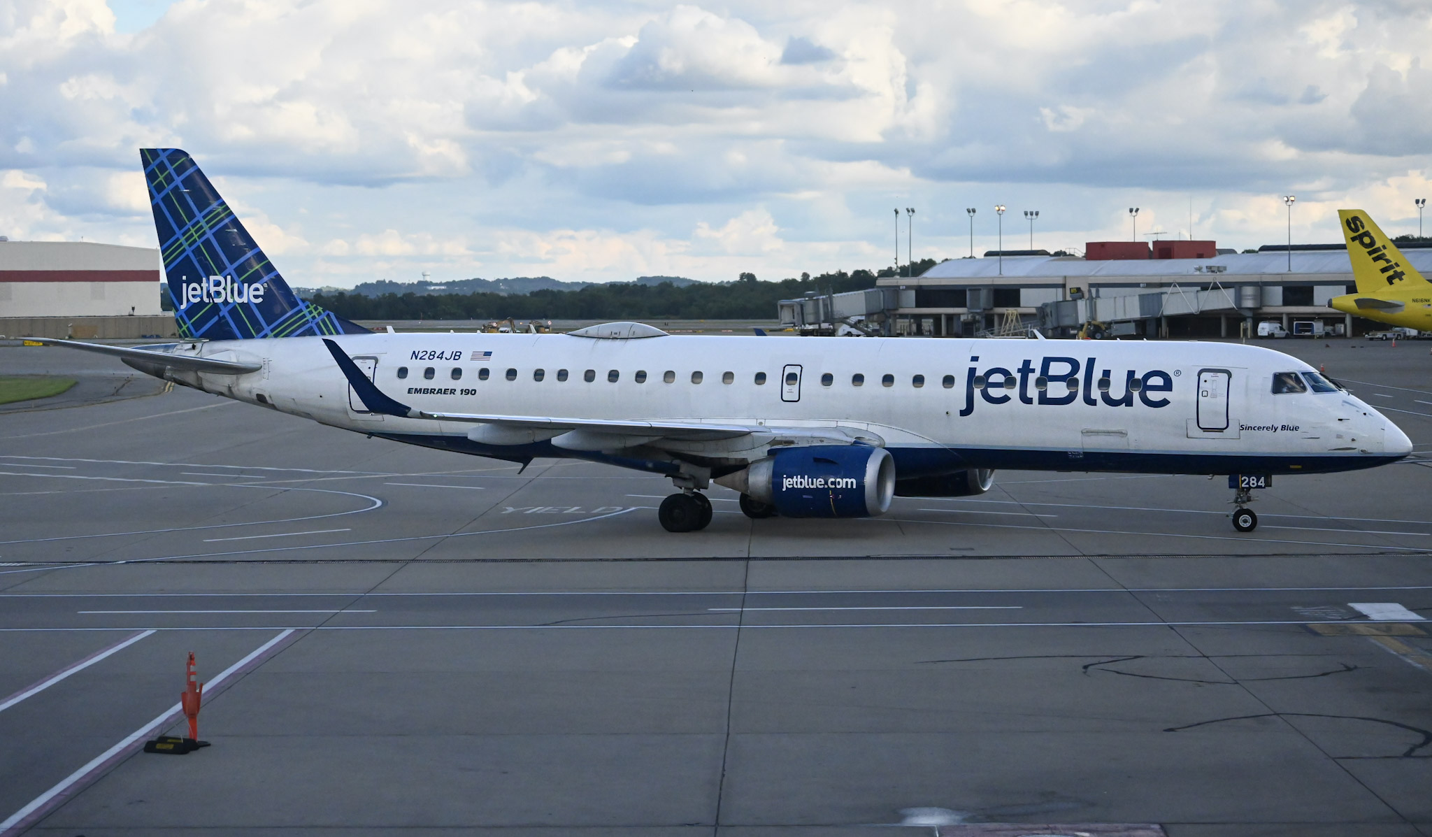 Full size: JetBlue Airways Embraer E190 N284JB at Pittsburgh International Airport