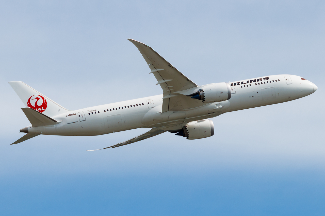 Full size: Japan Airlines Boeing 787-9 JA881J at Hong Kong International Airport