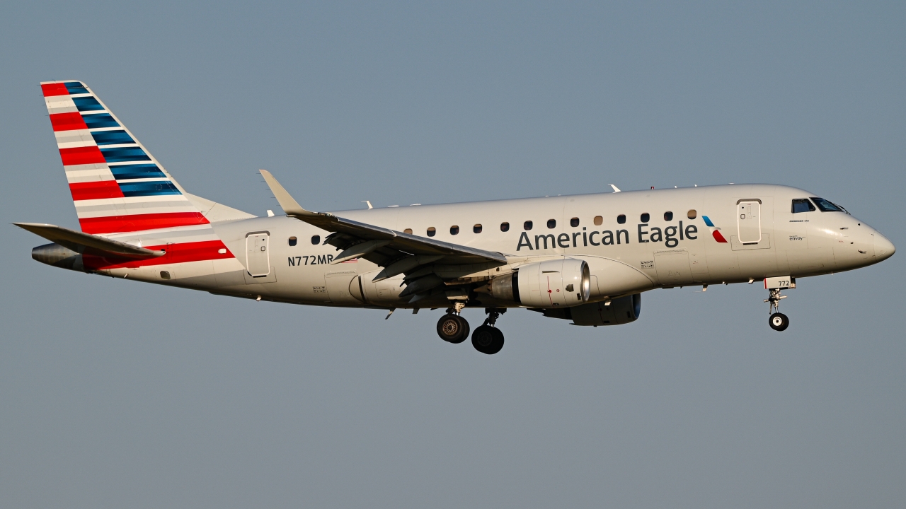 Full size: American Eagle Embraer E170 N772MR at Dallas-Fort Worth International Airport
