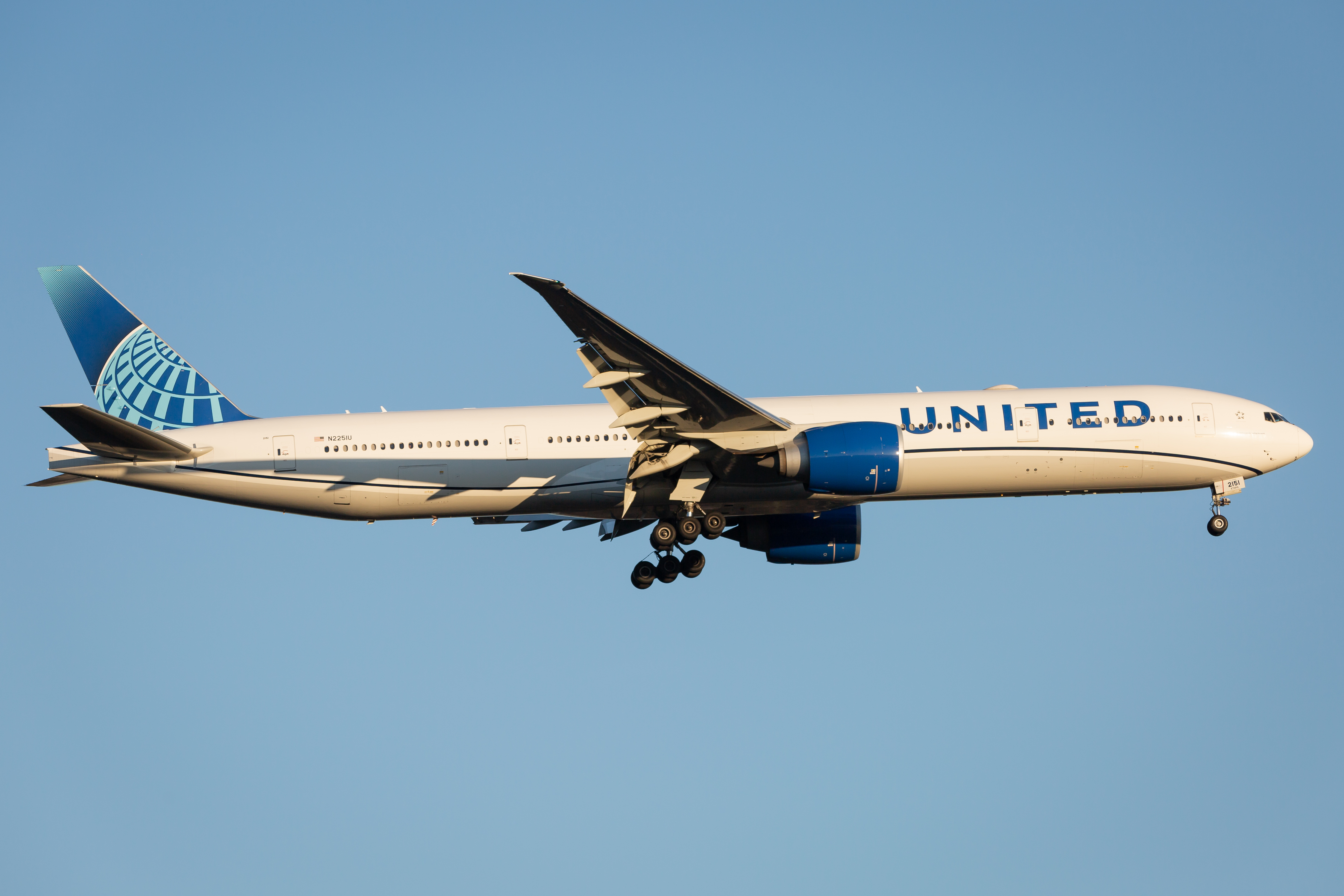 Full size: United Airlines Boeing 777-300ER N2251U at Washington Dulles International Airport