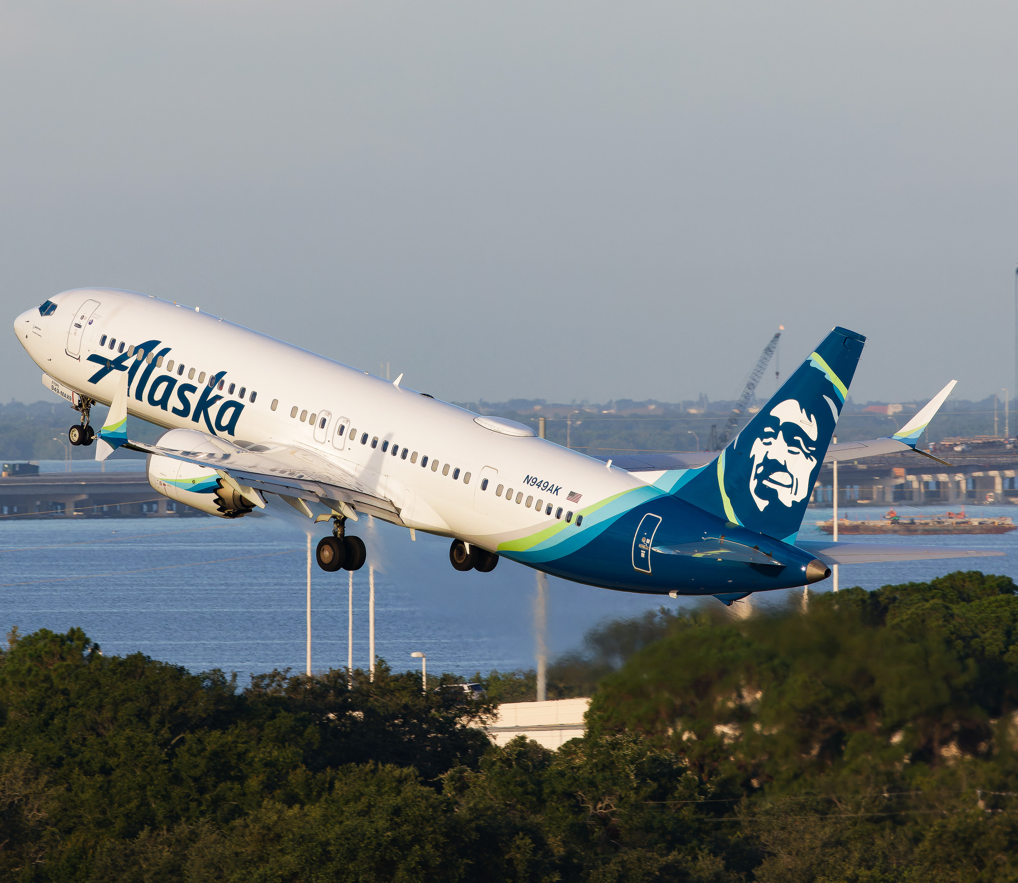 Full size: Alaska Airlines Boeing 737 MAX 9 N949AK at Tampa International Airport