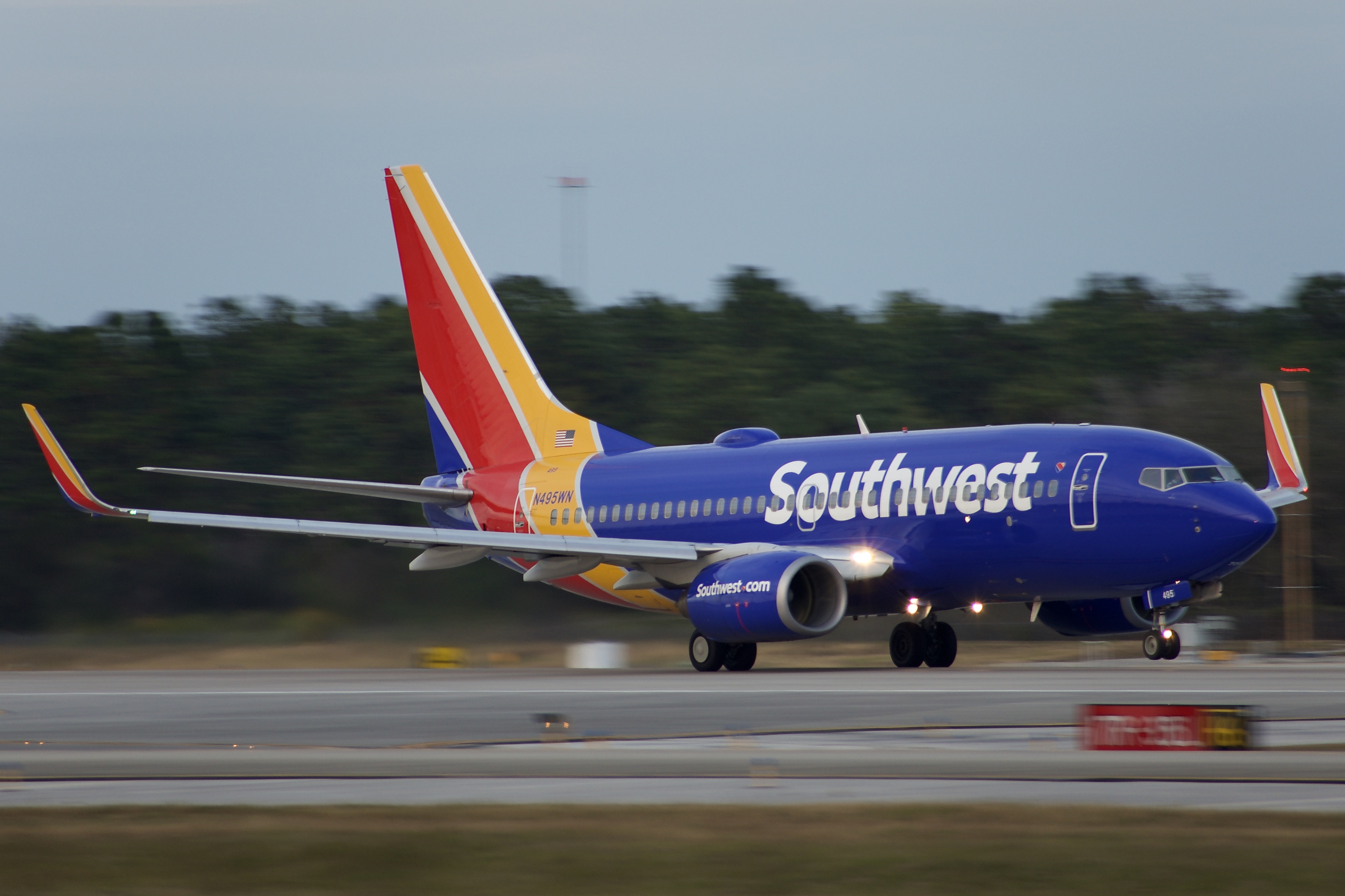 Full size: Southwest Airlines Boeing 737-700 N495WN at Orlando International Airport