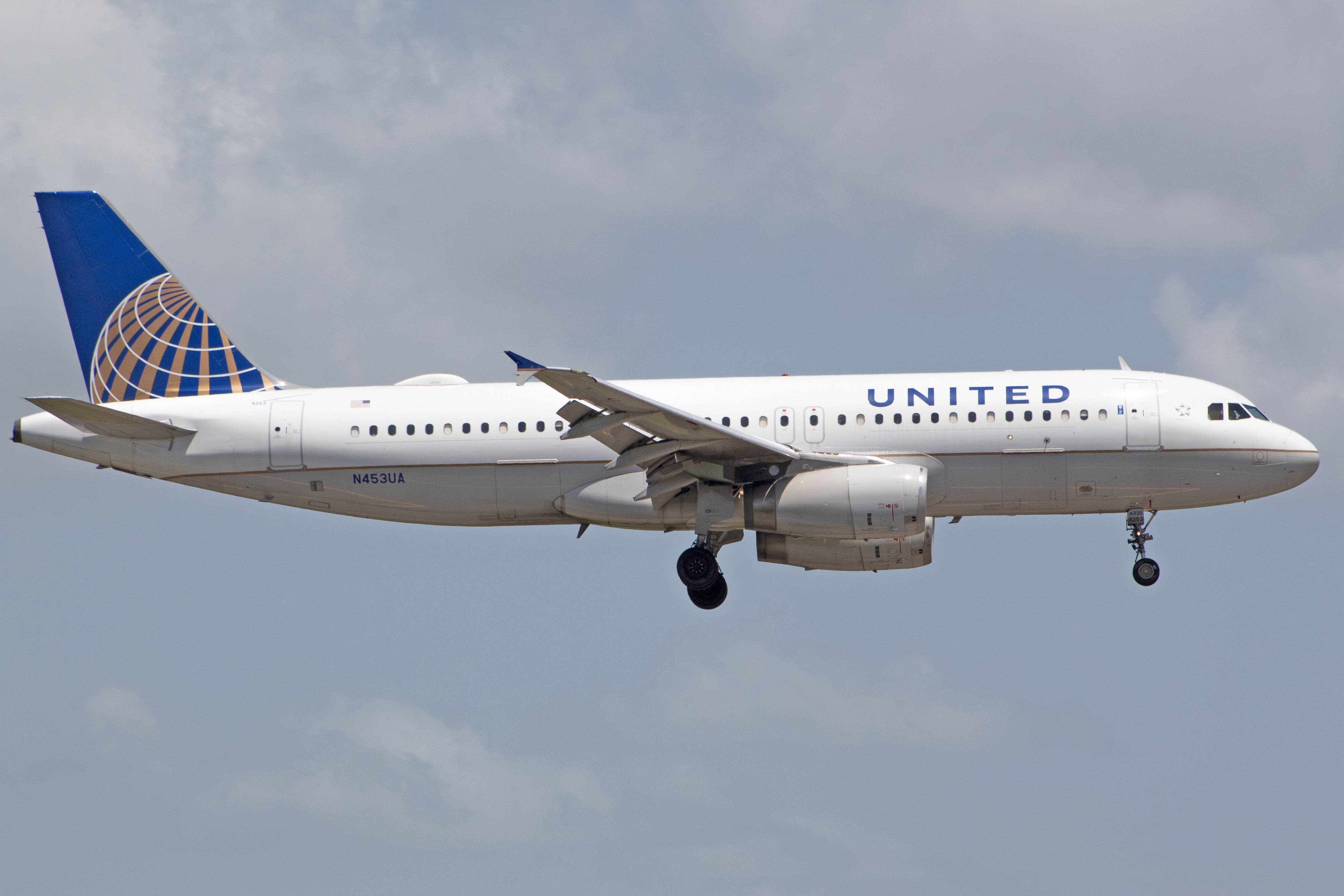 Full size: United Airlines Airbus A320 N453UA at Orlando International Airport