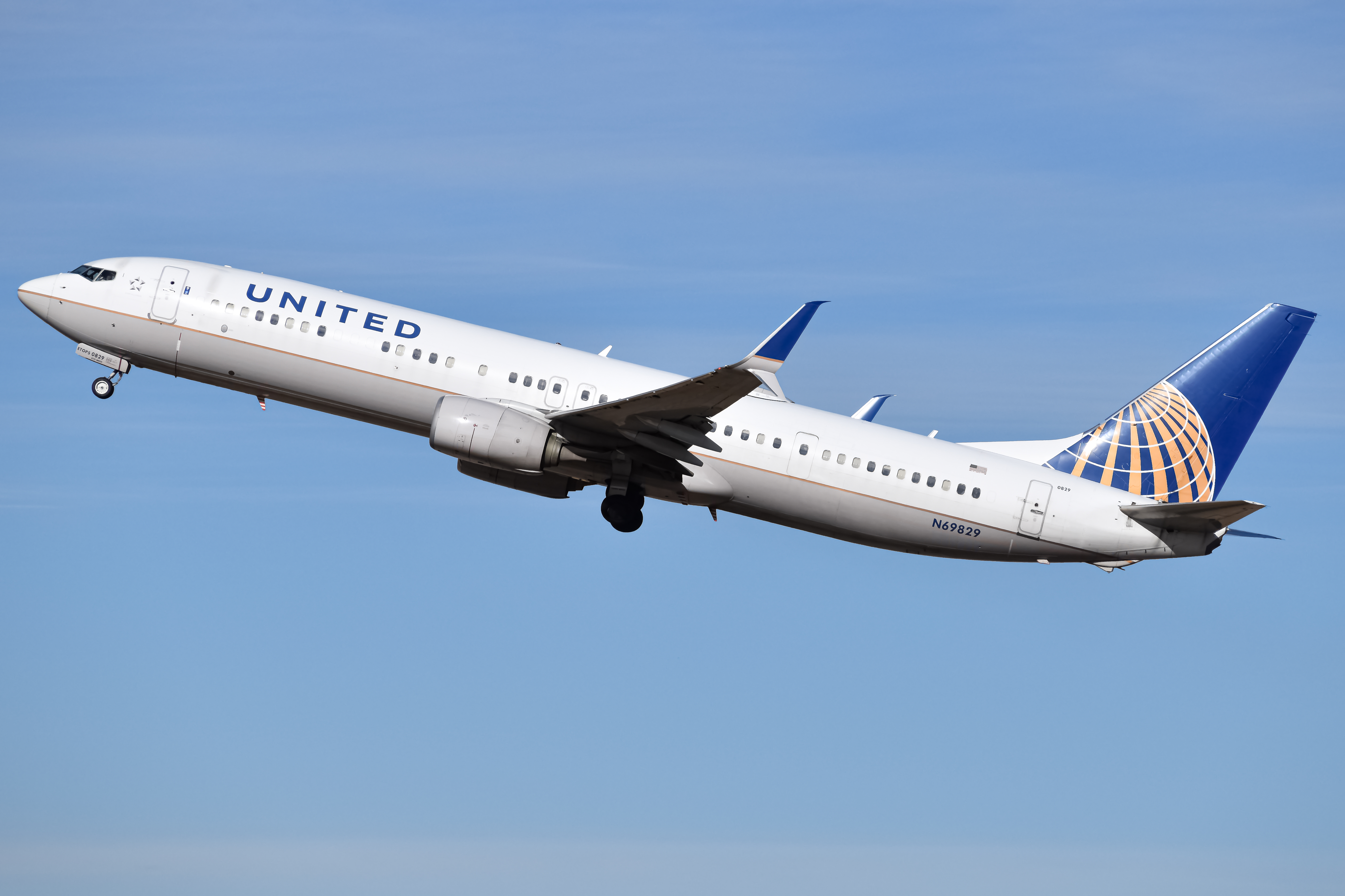 Full size: United Airlines Boeing 737-900ER N69829 at Denver International Airport