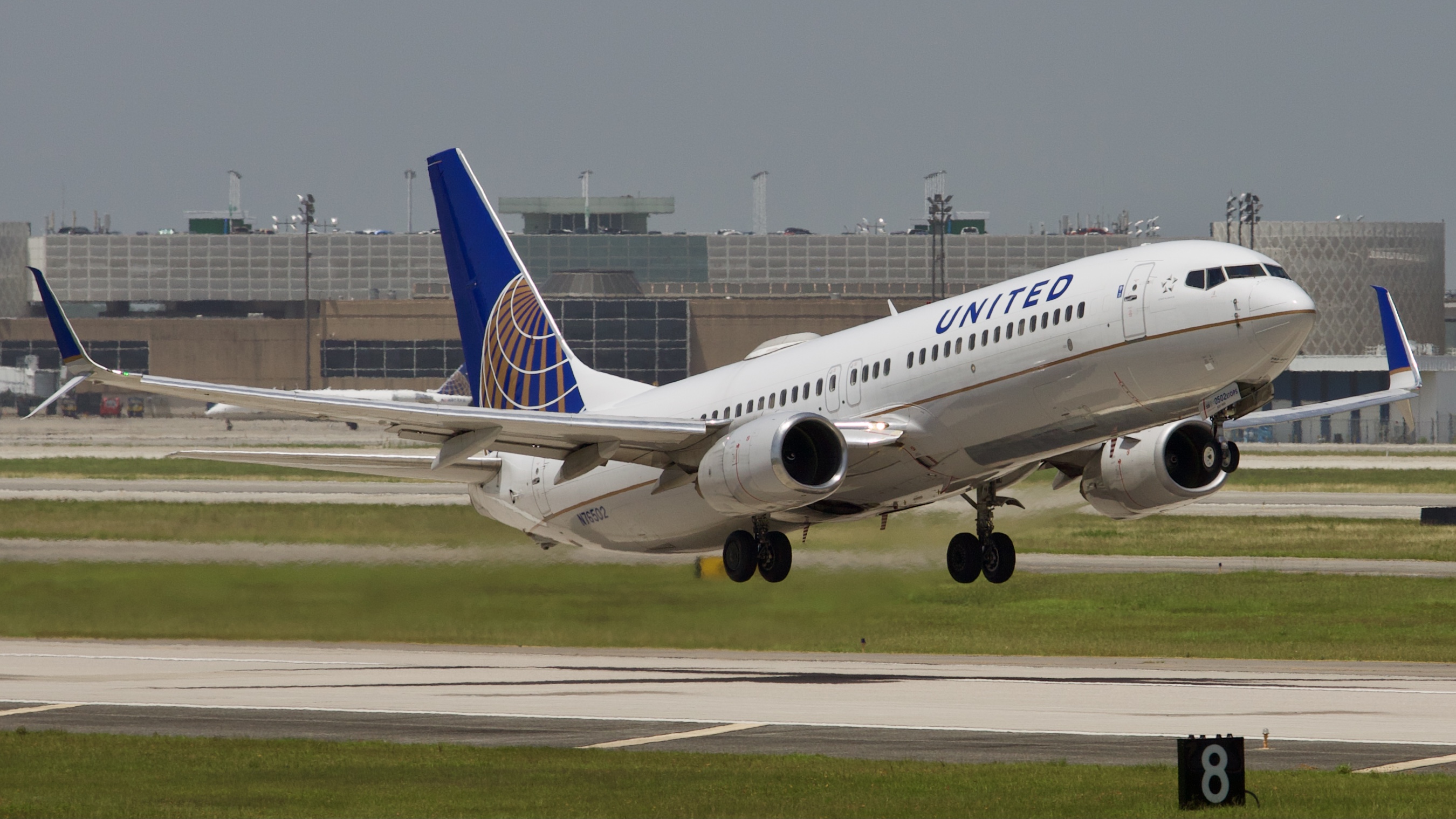 Full size: United Airlines Boeing 737-800 N76502 at Houston-George Bush Intercontinental Airport