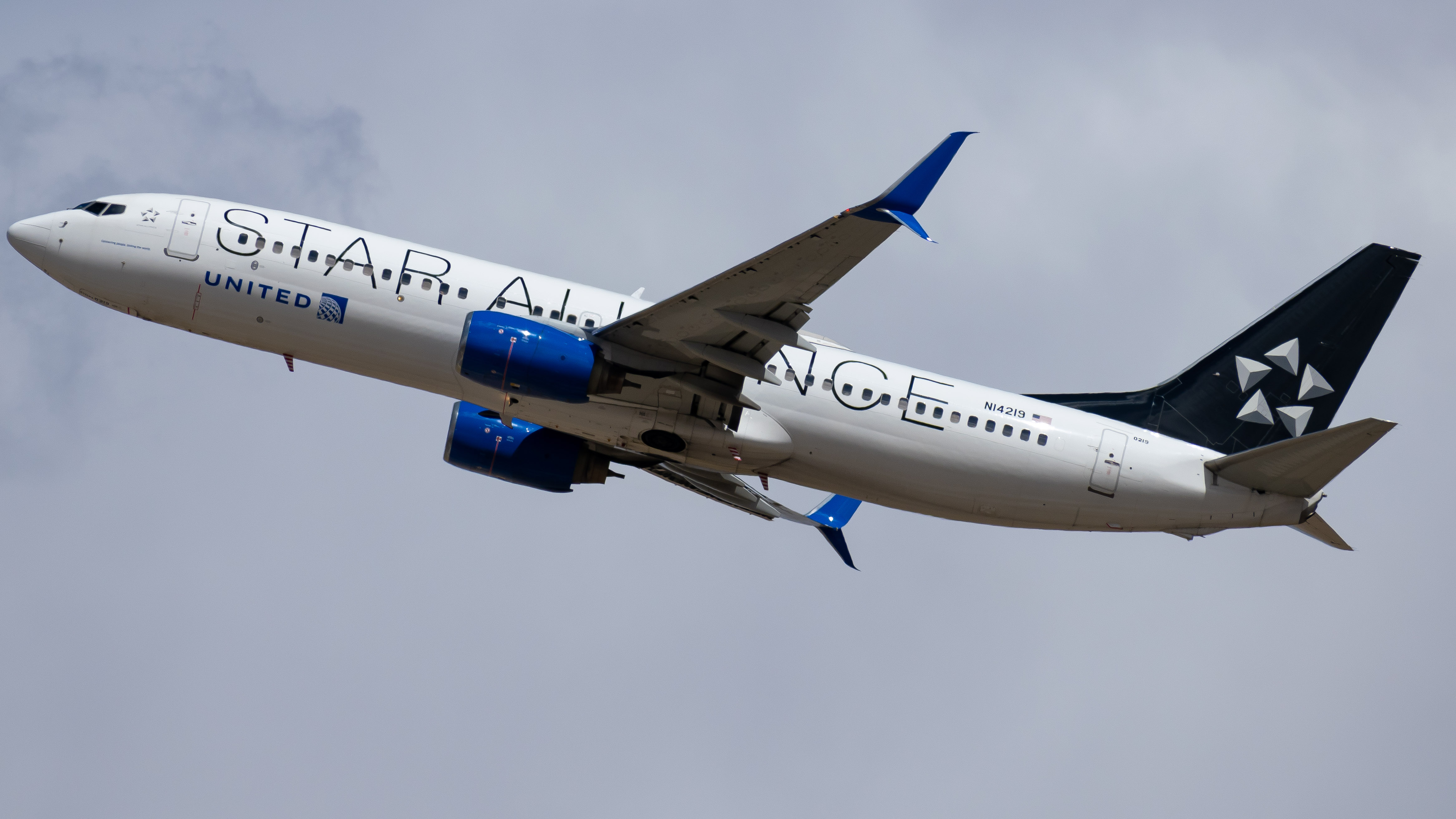 Full size: United Airlines Boeing 737-800 N14219 at Denver International Airport
