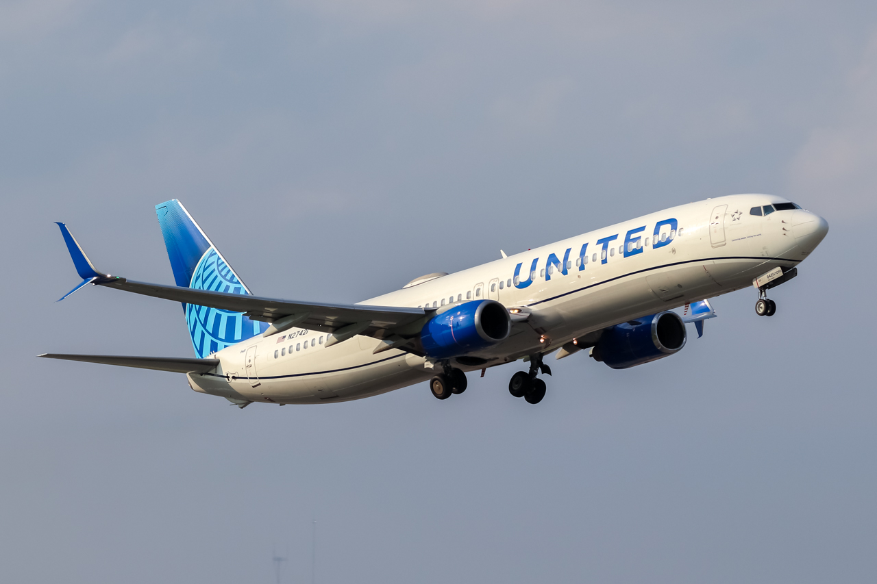Full size: United Airlines Boeing 737-900ER N27241 at Baltimore/Washington International Thurgood Marshall Airport