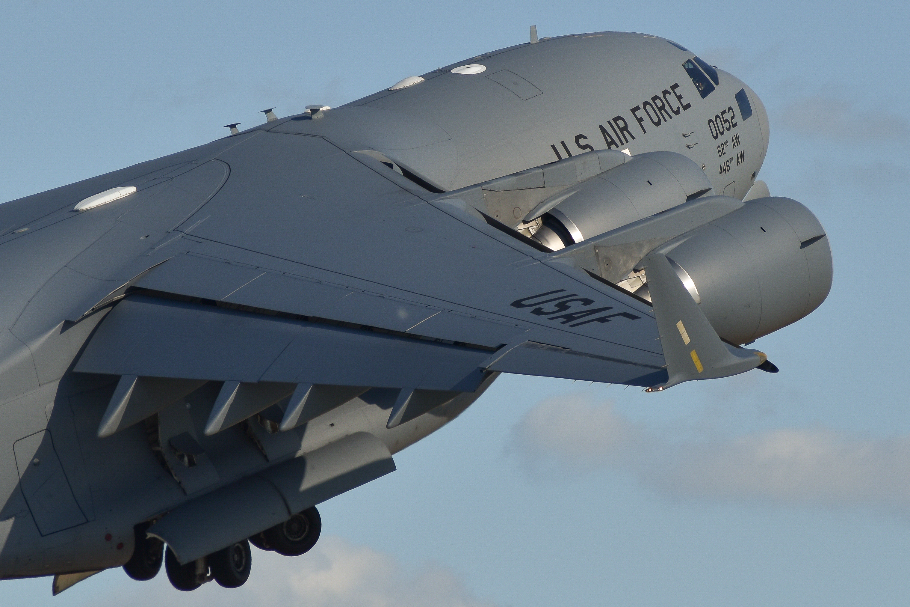 Full size: USAF - United States Air Force Boeing C-17 Globemaster III 98-0052 at Wittman Regional Airport