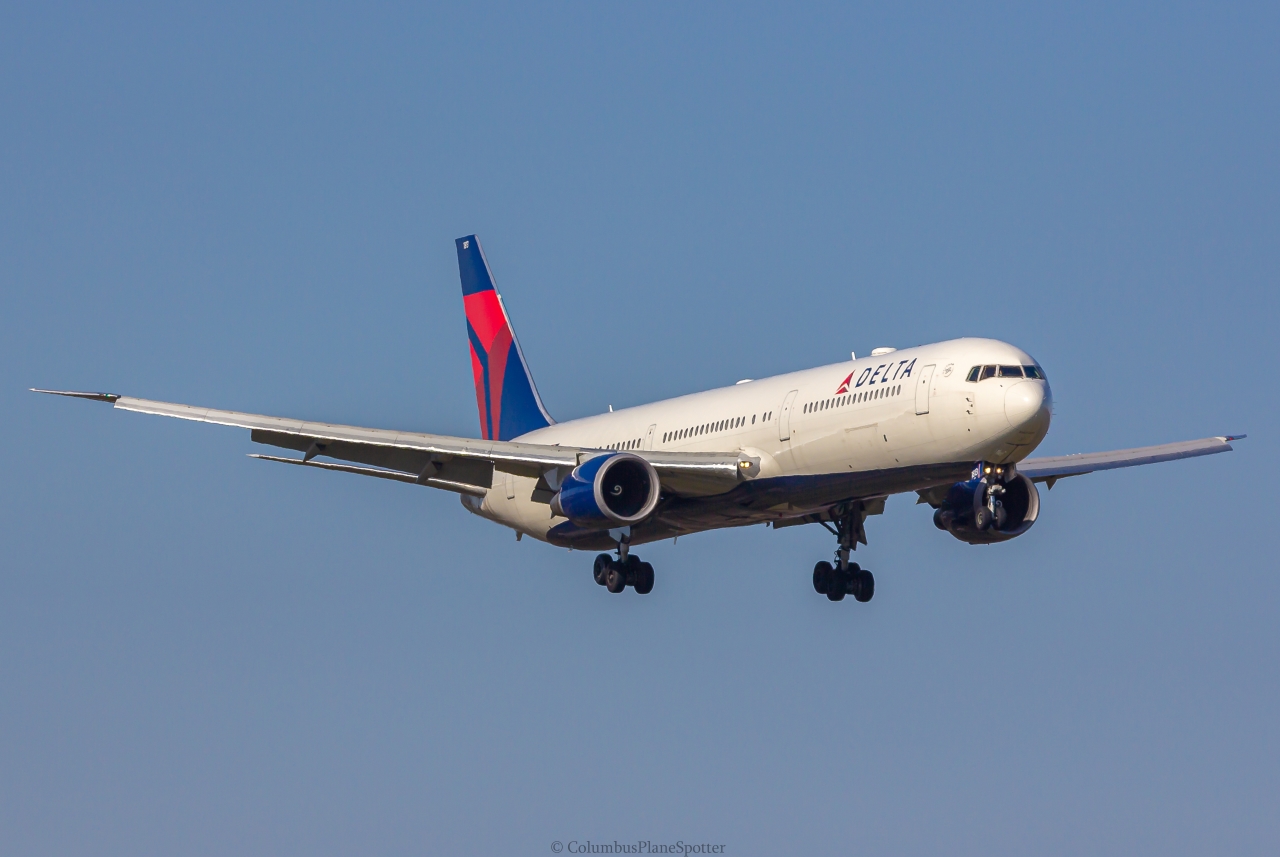 Full size: Delta Airlines Boeing 767-400ER N837MH at Pittsburgh International Airport