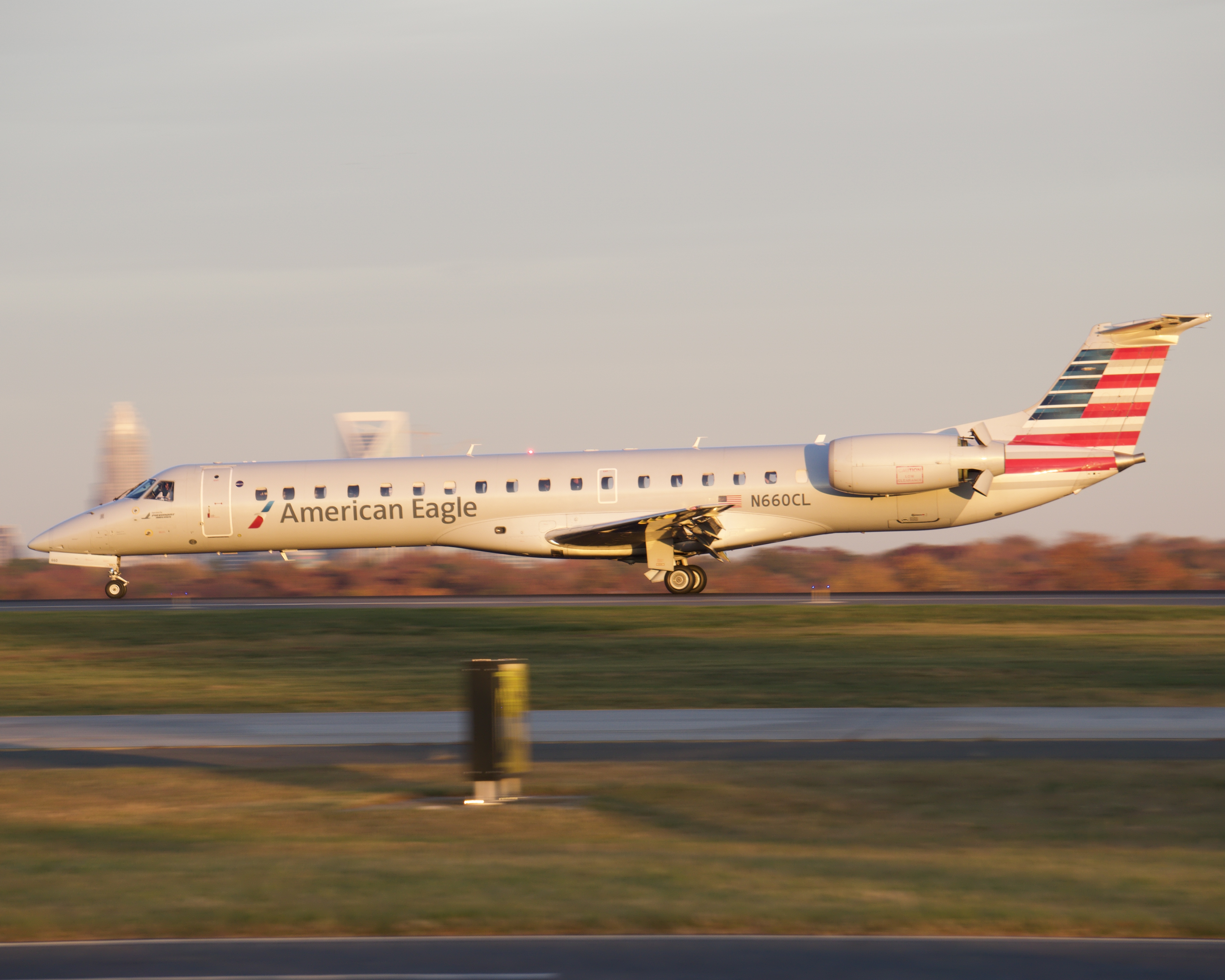 Full size: American Eagle Embraer ERJ145 N660CL at Charlotte/Douglas International Airport