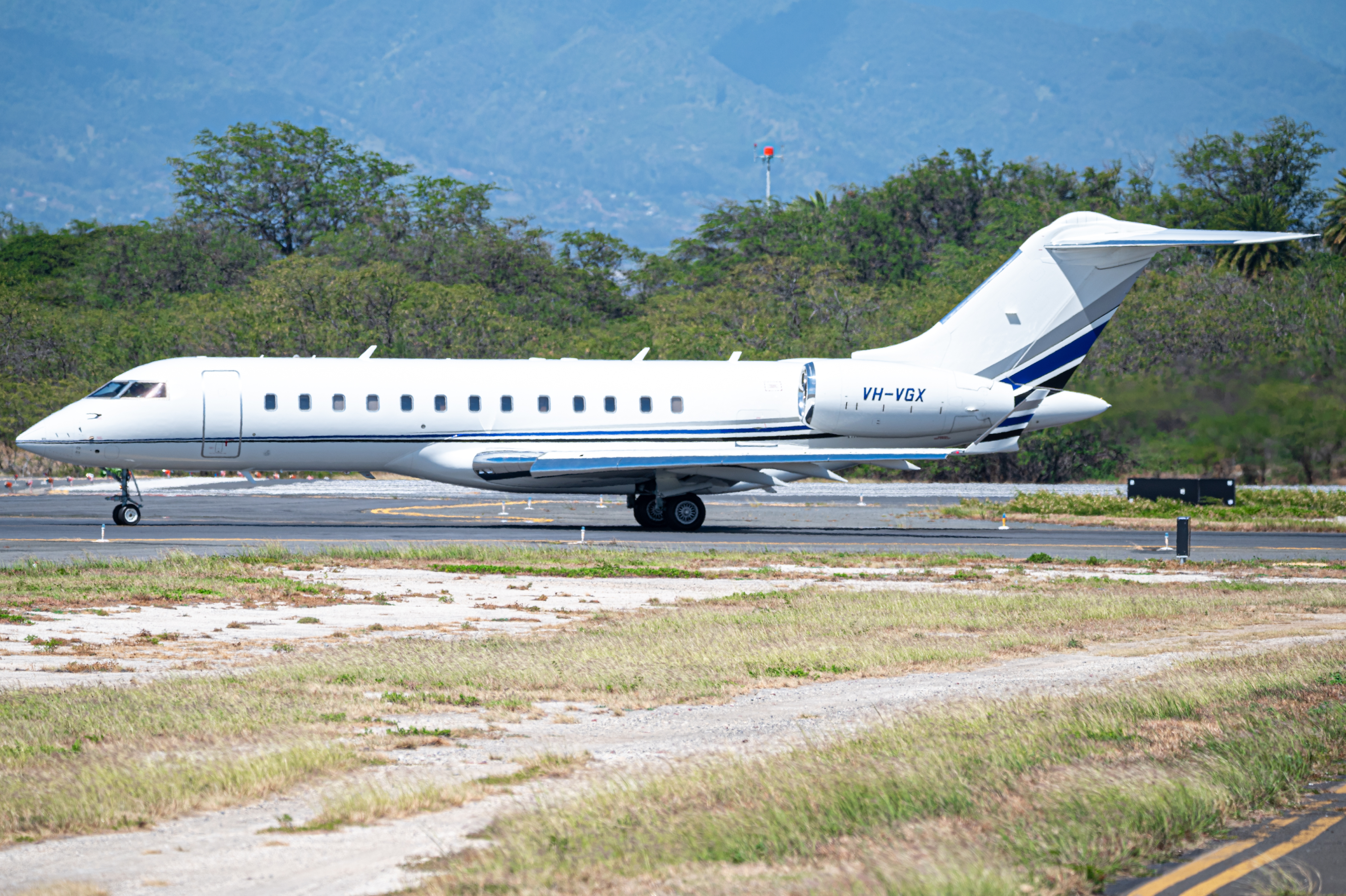 Full size: PRIVATE Gulfstream G700 VH-VGX at Daniel K Inouye International Airport