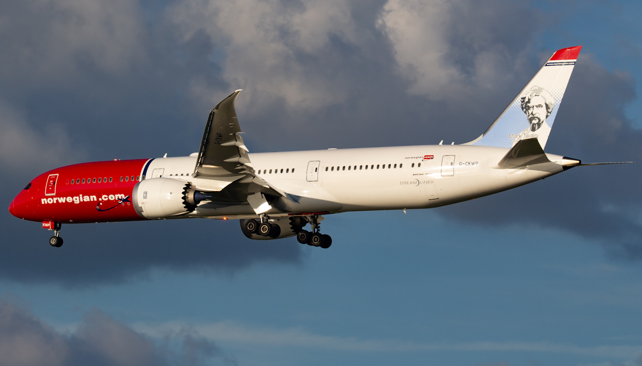 Full size: Norwegian Air Boeing 787-9 G-CKWP at Tampa International Airport