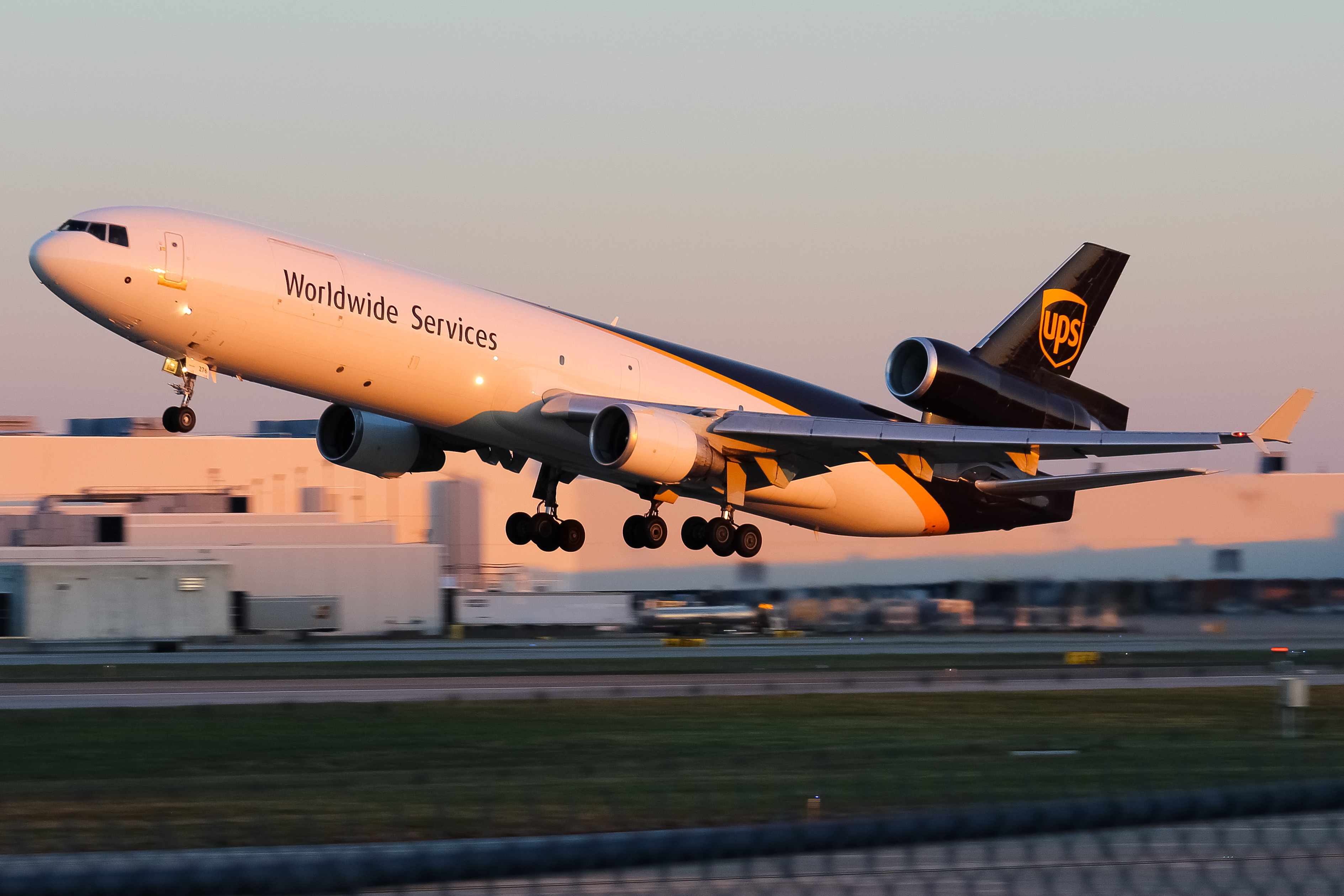 Full size: United Parcel Service McDonnell Douglas MD-11F N276UP at Louisville Muhammad Ali International Airport