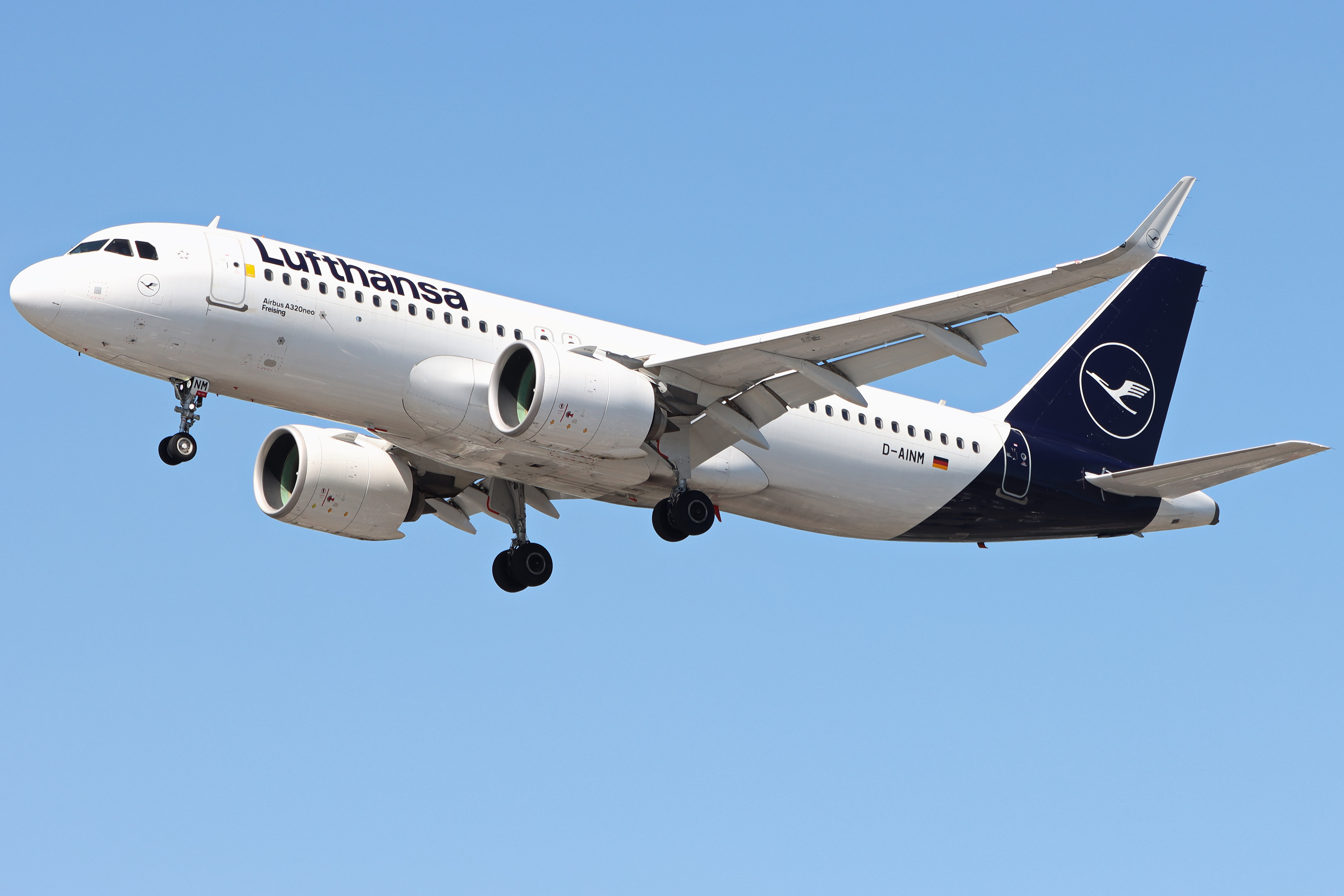 Full size: Lufthansa Airbus A320NEO D-AINM at London Heathrow International Airport