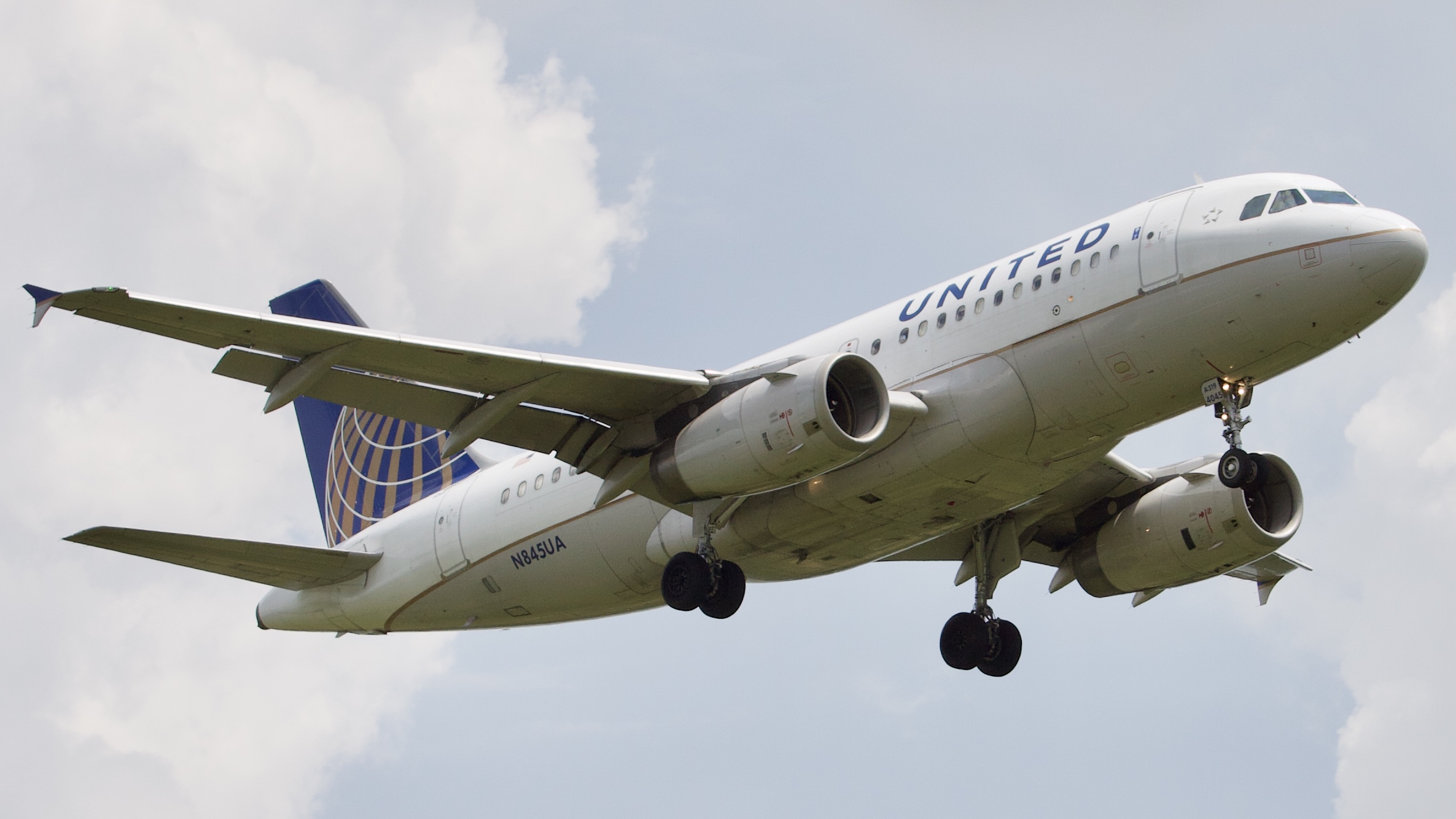 Full size: United Airlines Airbus A320 N845UA at Houston-George Bush Intercontinental Airport