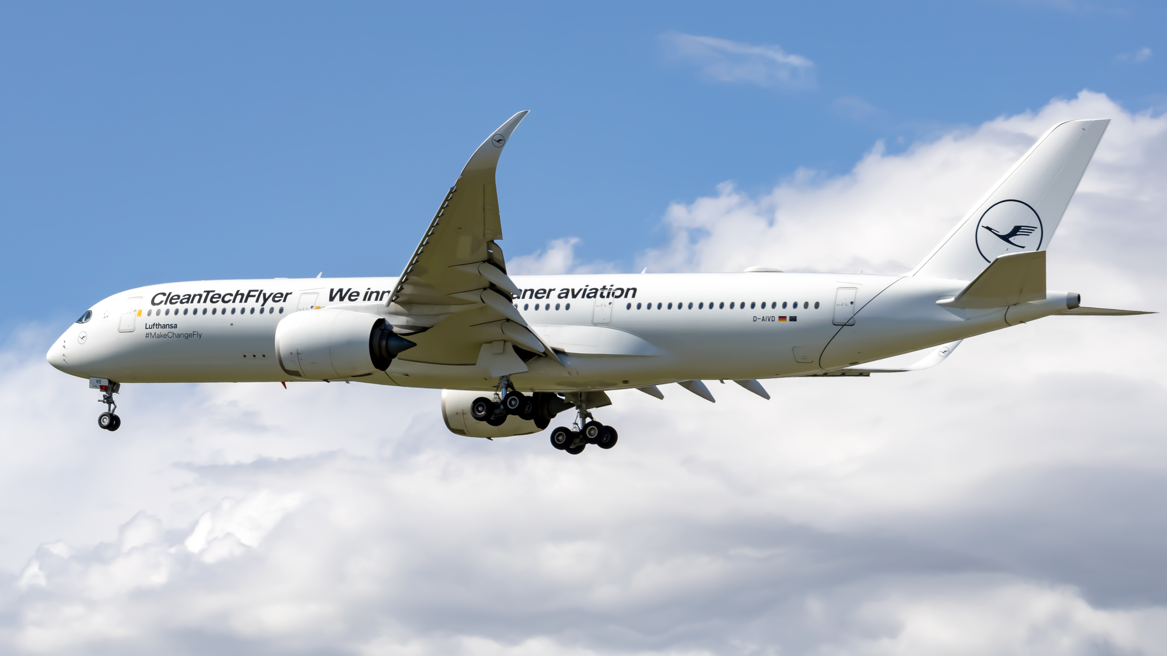 Full size: Lufthansa Airbus A350-900 D-AIVD at Vancouver International Airport