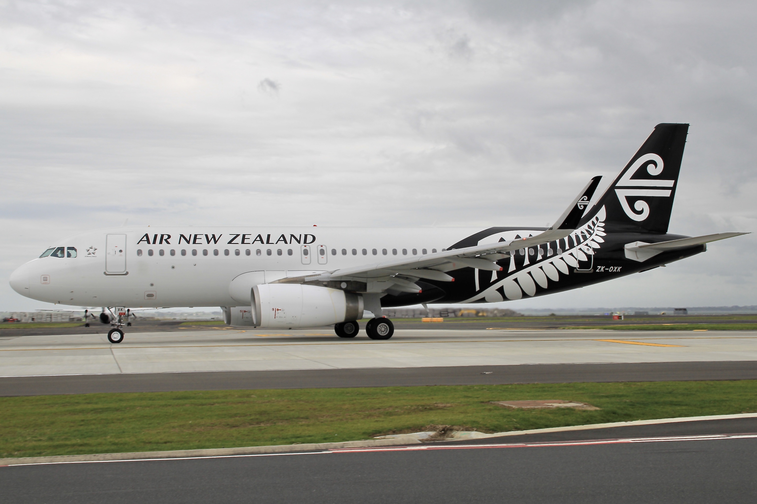 Full size: Air New Zealand Airbus A320 ZK-OXK at Auckland International Airport