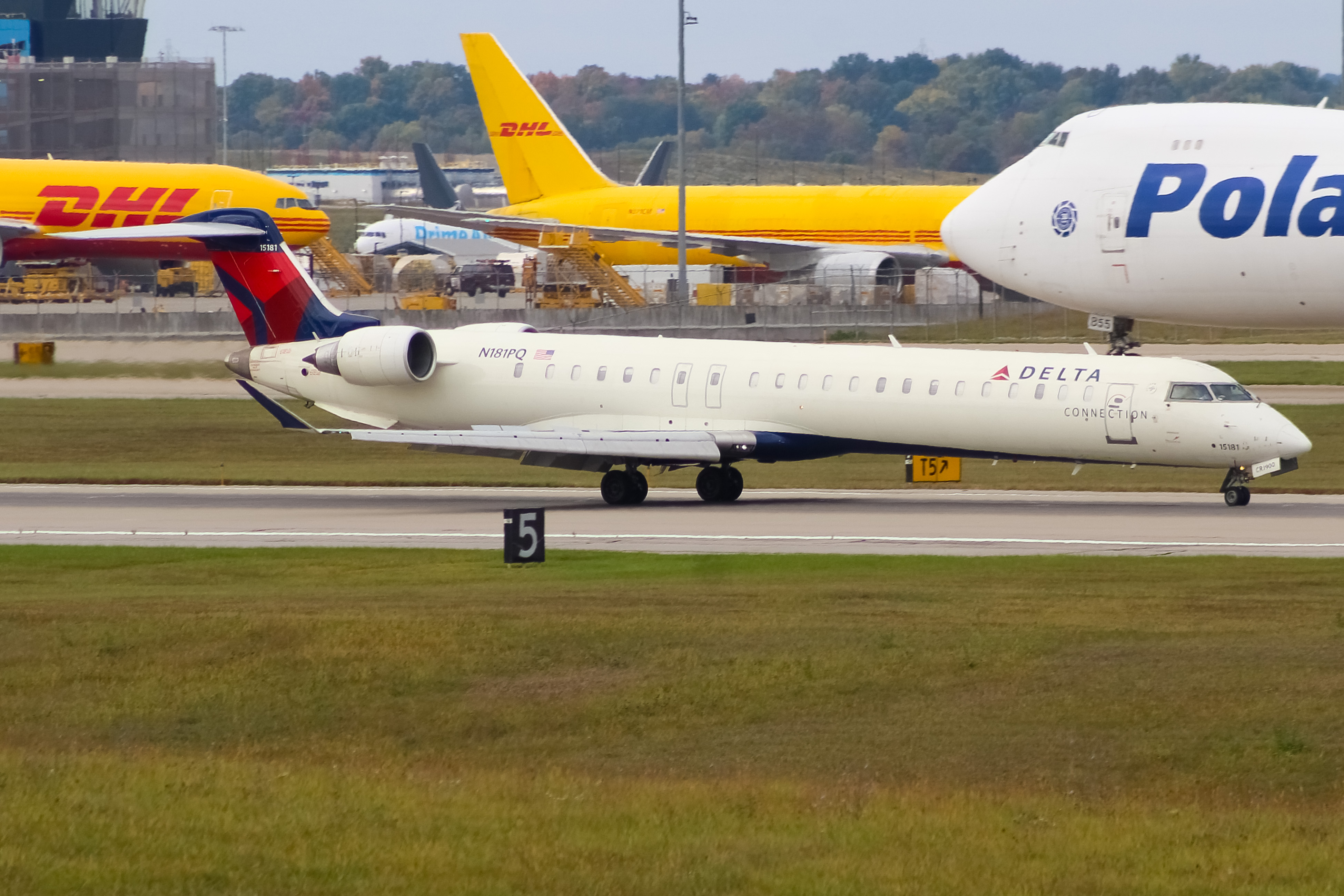 Full size: Delta Connection Mitsubishi CRJ-900 N818PQ at Cincinnati/Northern Kentucky International Airport