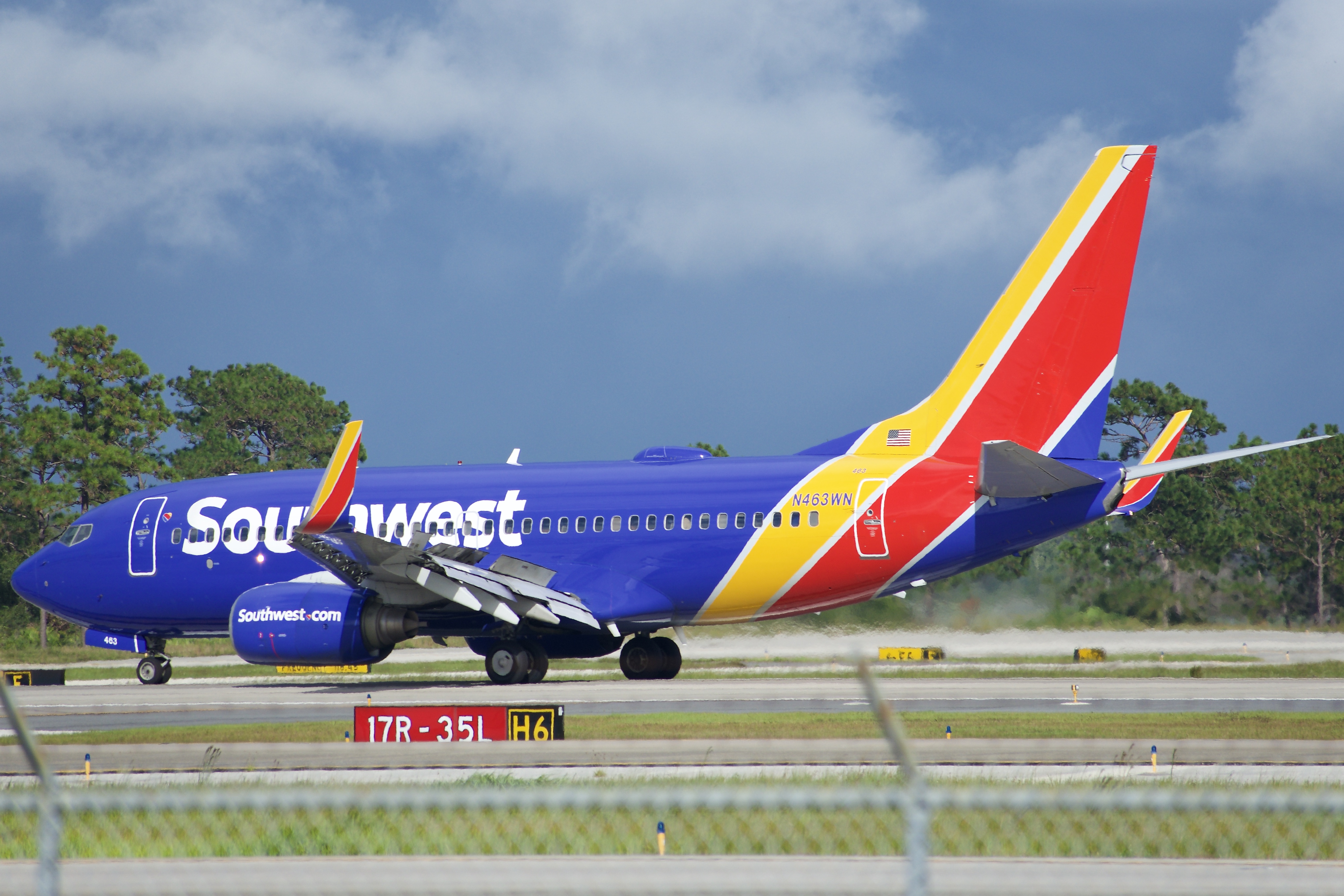 Full size: Southwest Airlines Boeing 737-700 N463WN at Orlando International Airport