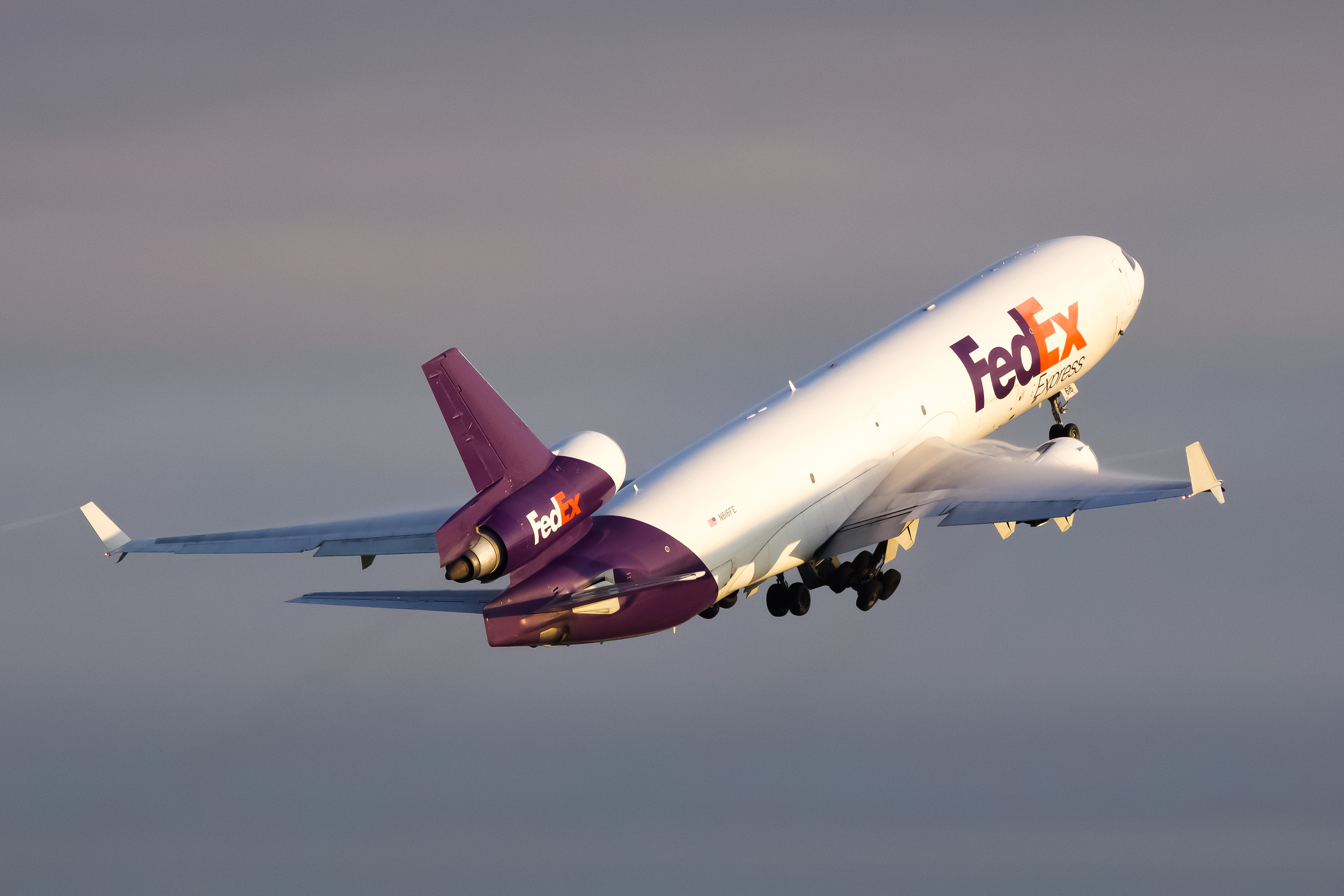 Full size: FedEx McDonnell Douglas MD-11F N616FE at Dallas-Fort Worth International Airport