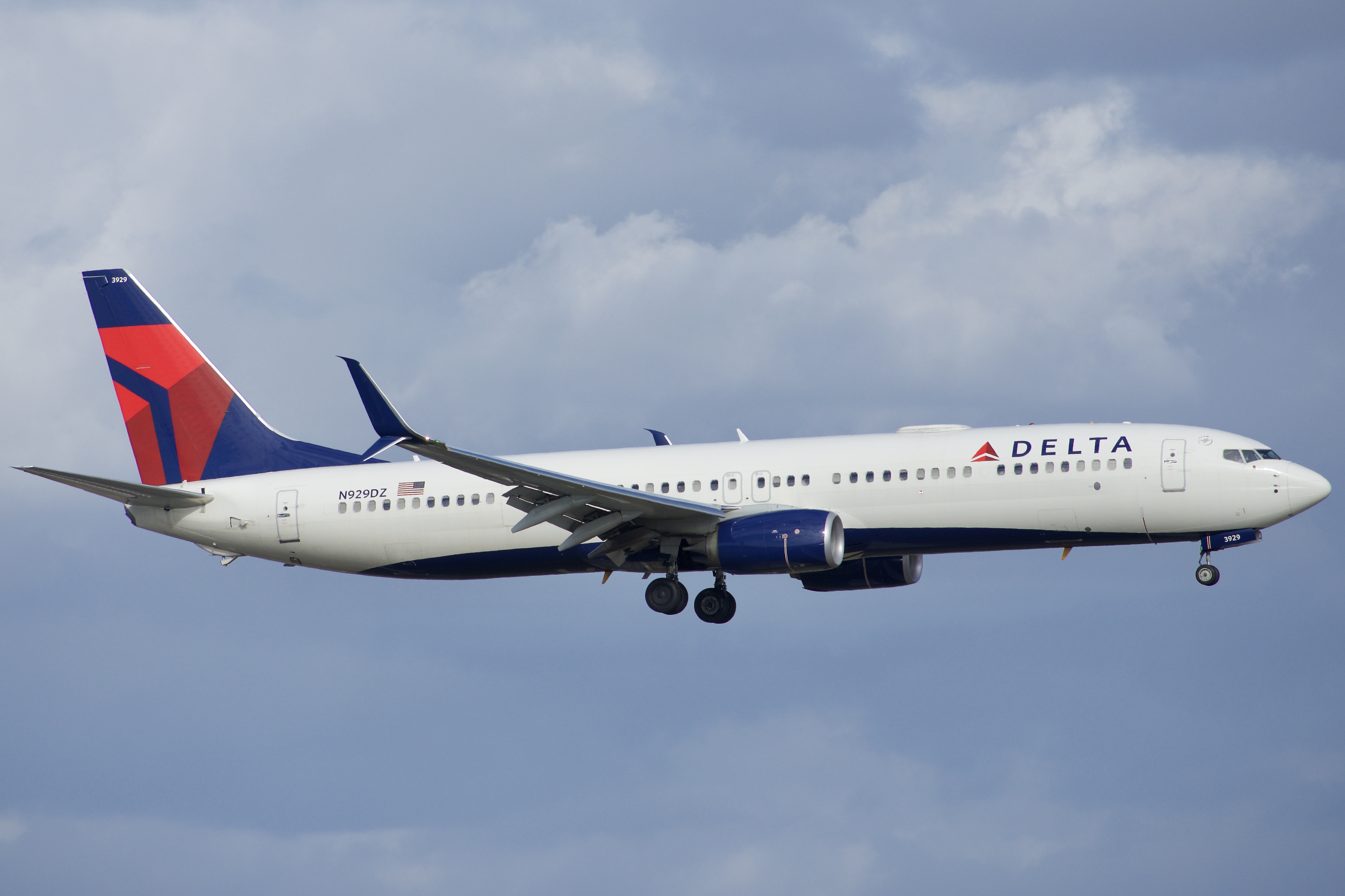 Full size: Delta Airlines Boeing 737-900ER N929DZ at Orlando International Airport