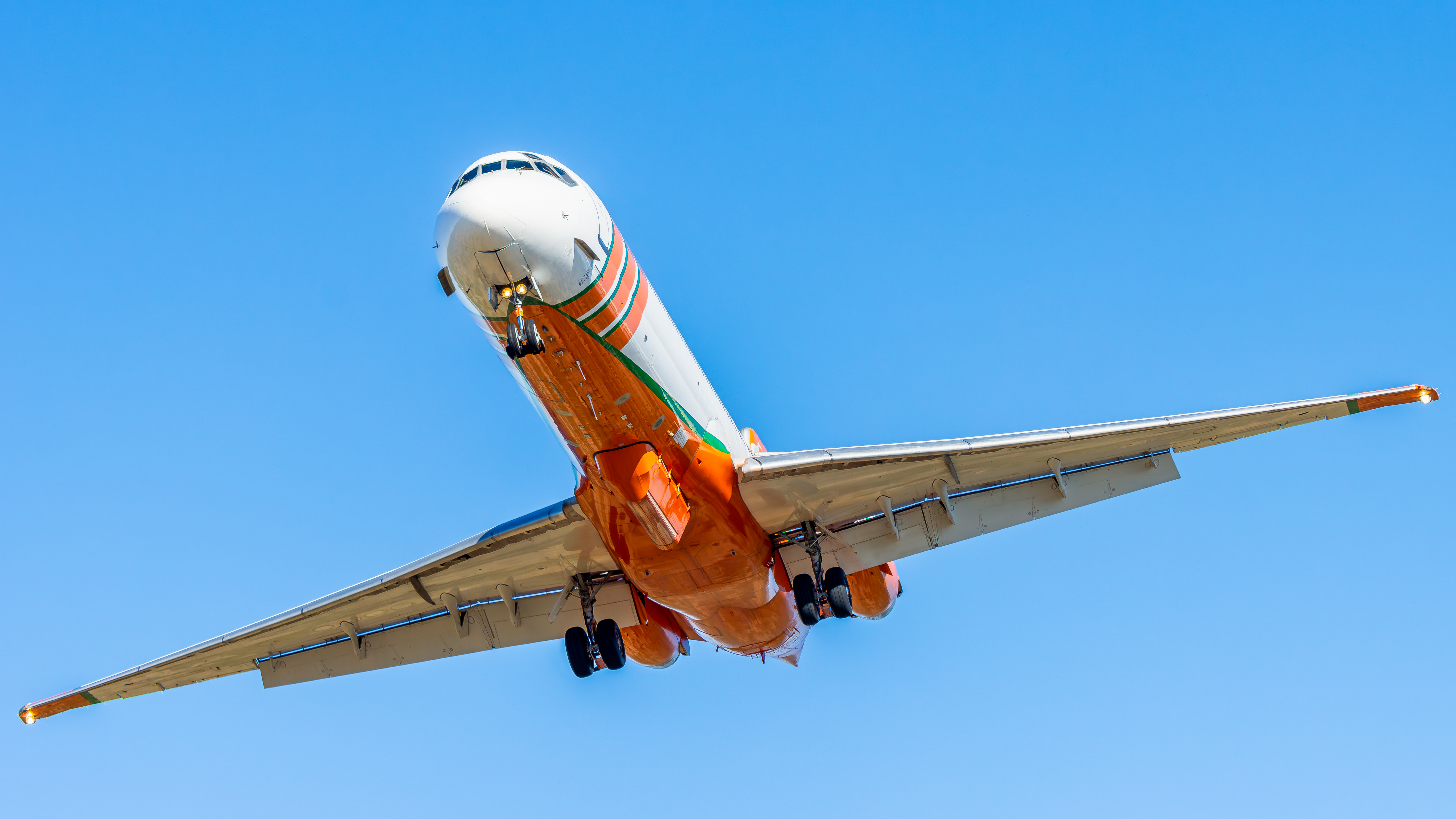Full size: Erickson Aero Tanker McDonnell Douglas MD-87 N295EA at Roberts Field Airport