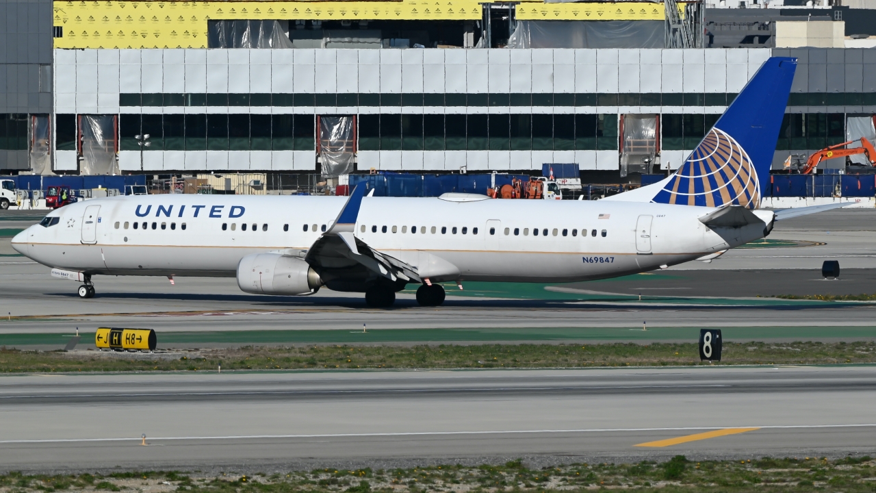Full size: United Airlines Boeing 737-900ER N69847 at Los Angeles International Airport