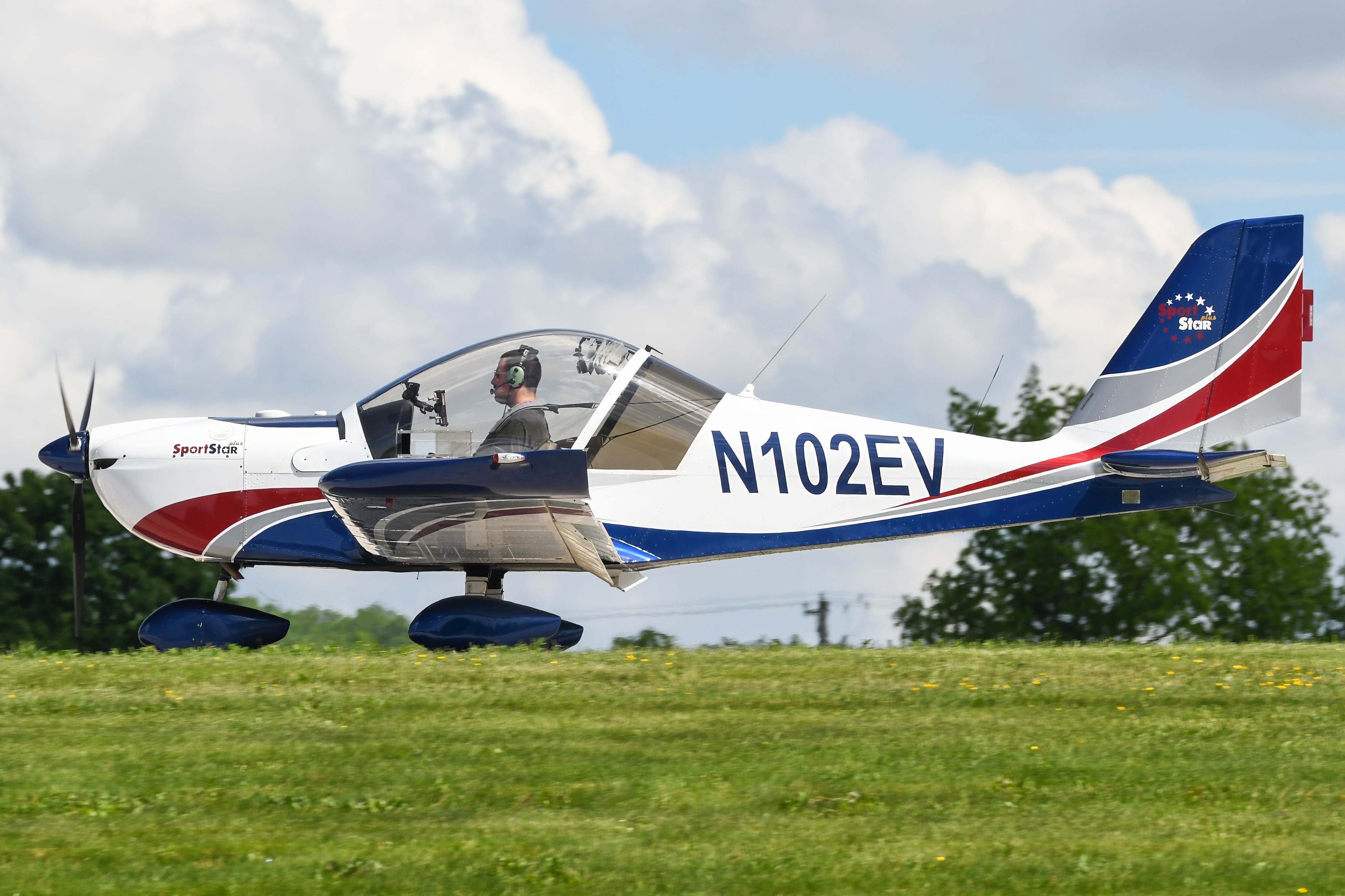 Full size: PRIVATE Evektor SportsStar Plus N102EV at Heritage Field Airport