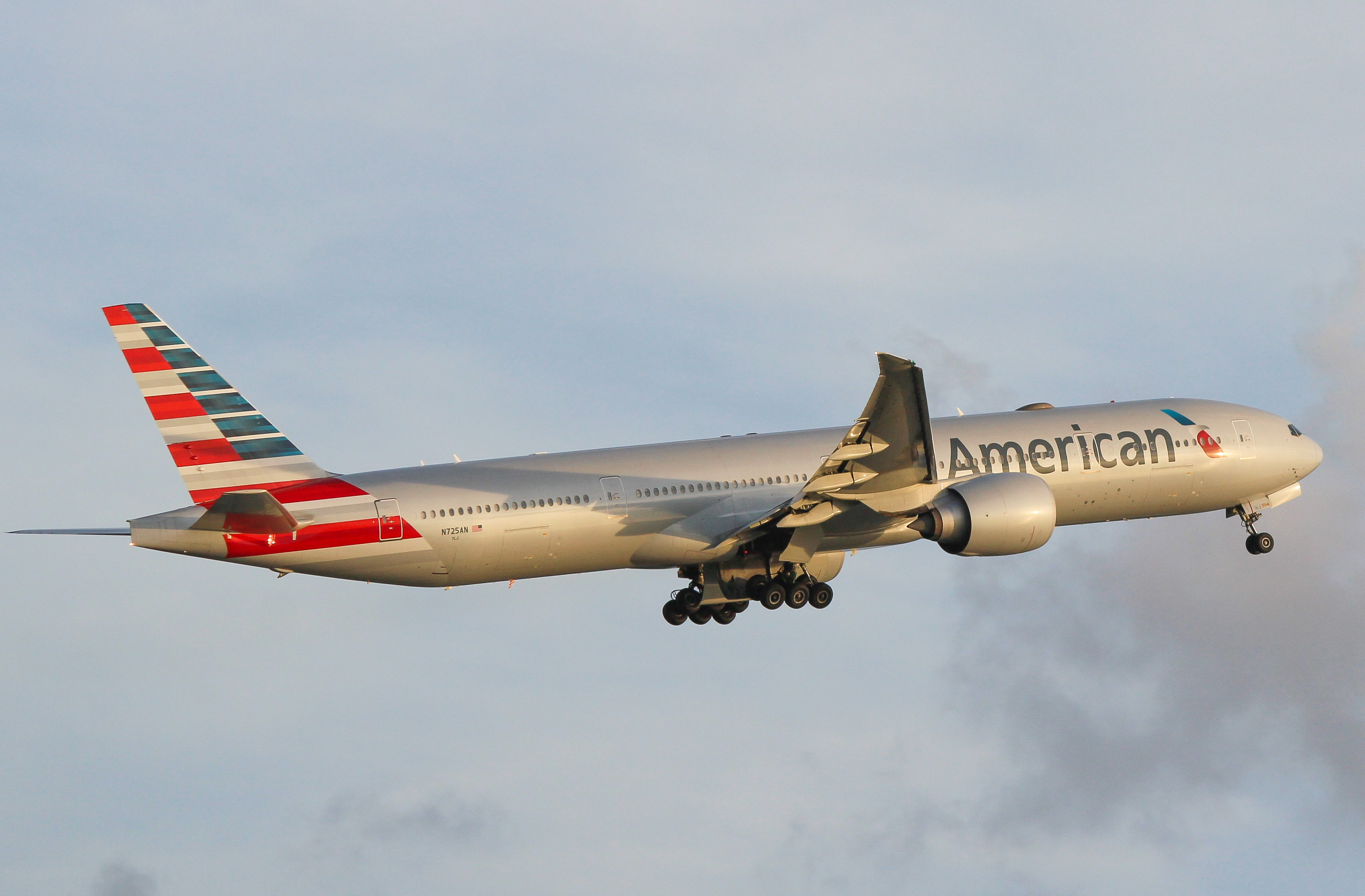 Full size: American Airlines Boeing 777-300ER N725AN at Hong Kong International Airport