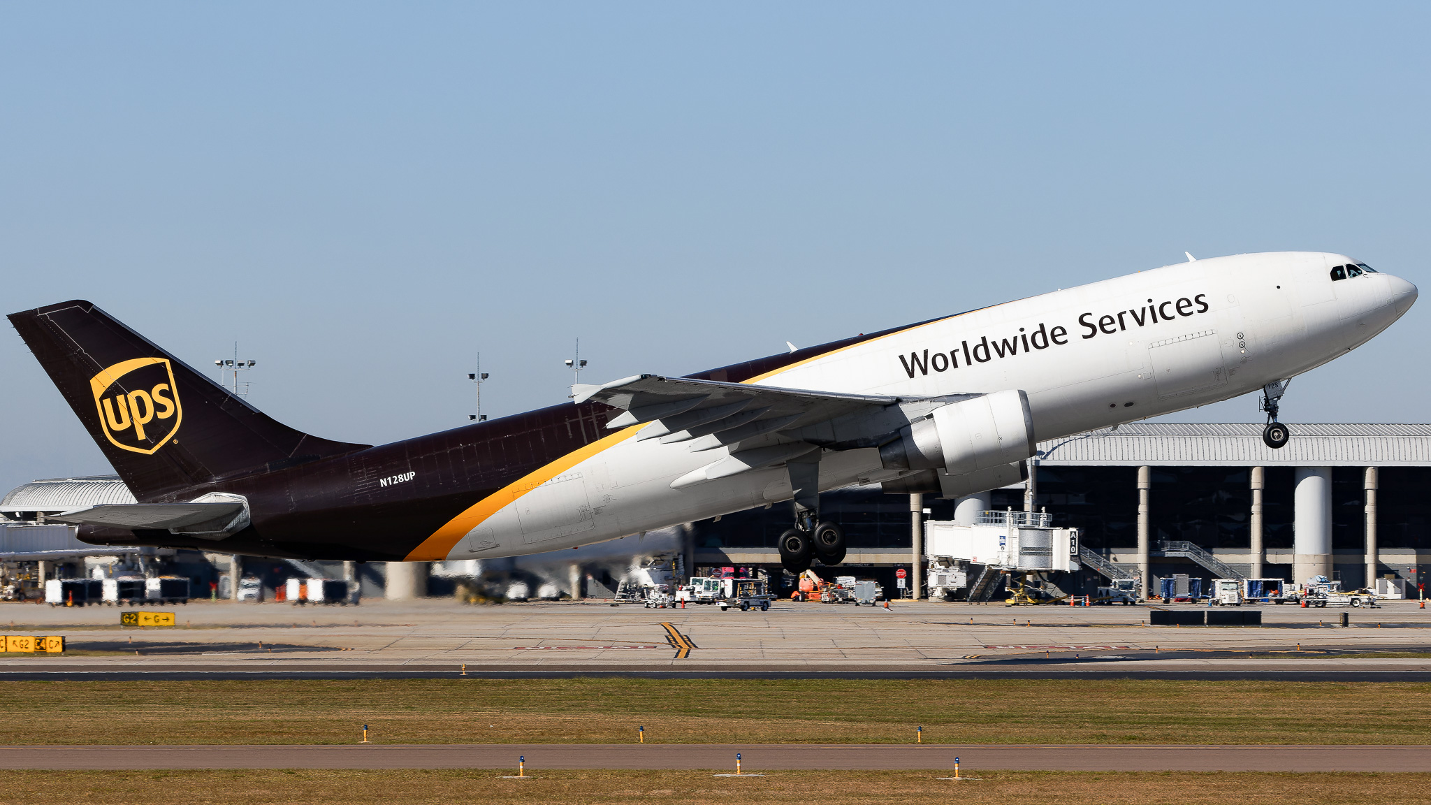 Full size: United Parcel Service Airbus A300-600F N128UP at Tampa International Airport