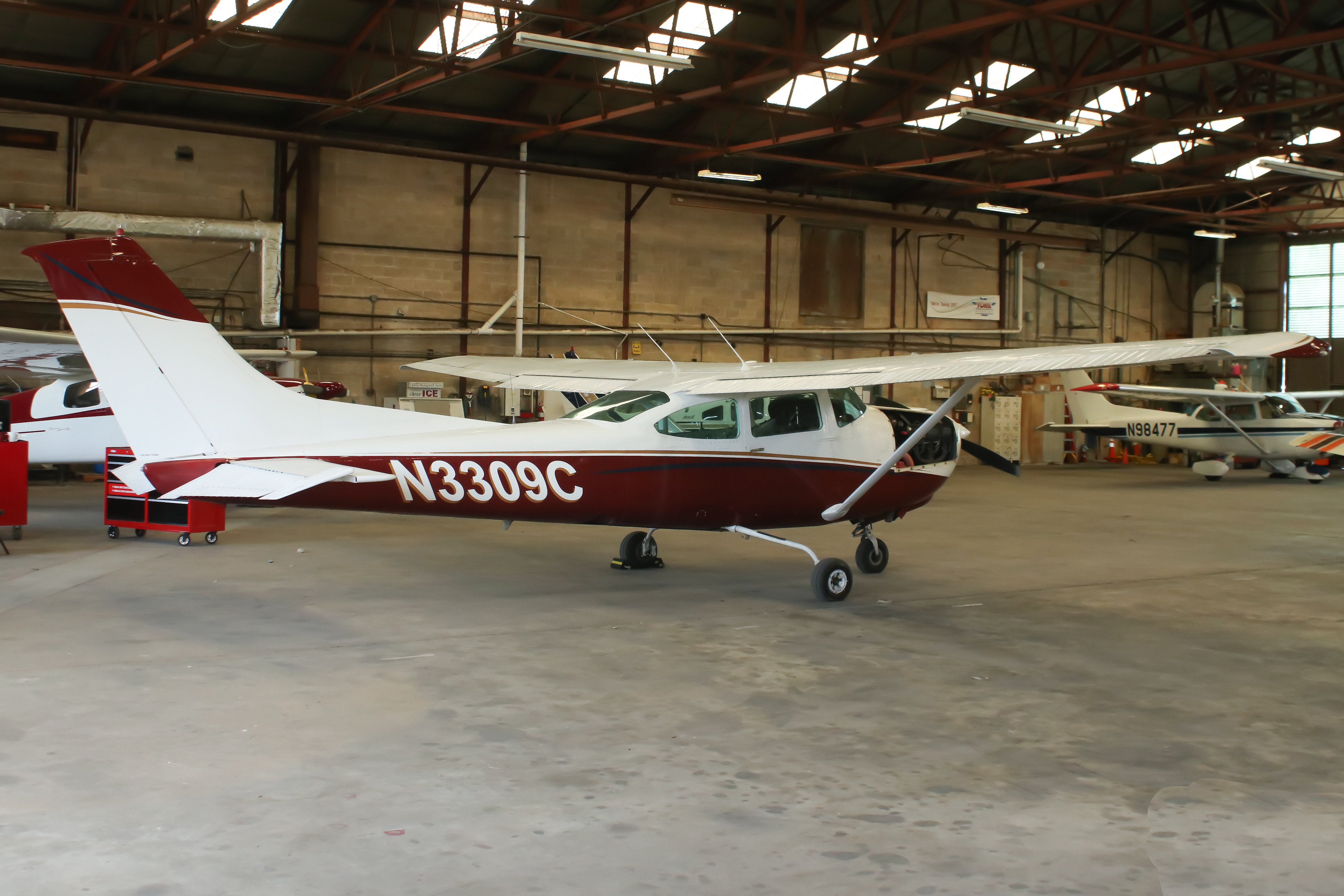 Full size: PRIVATE Cessna 182 Skylane N3309C at York Airport