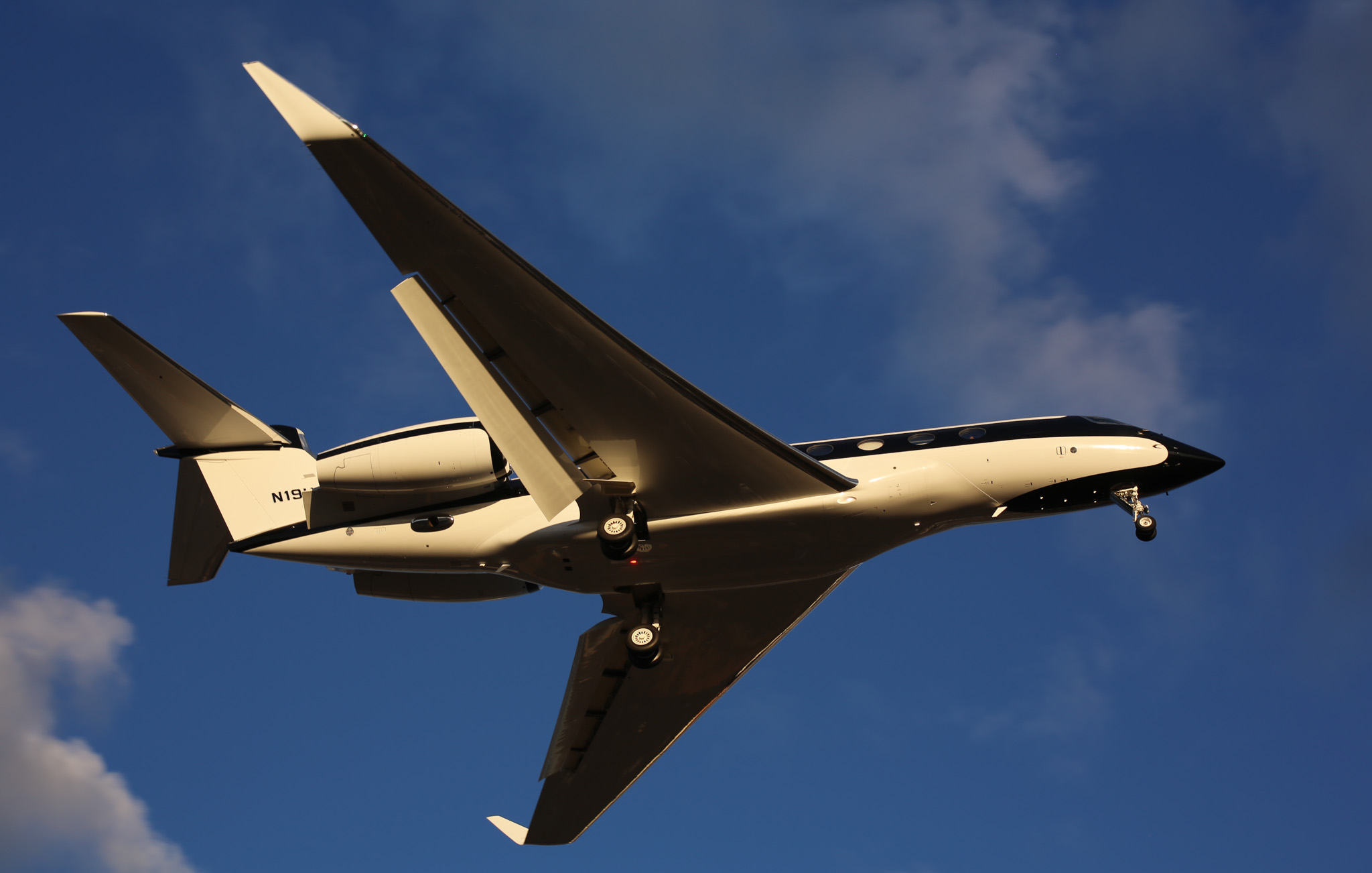 Full size: PRIVATE Gulfstream G650 N19HS at Teterboro Airport