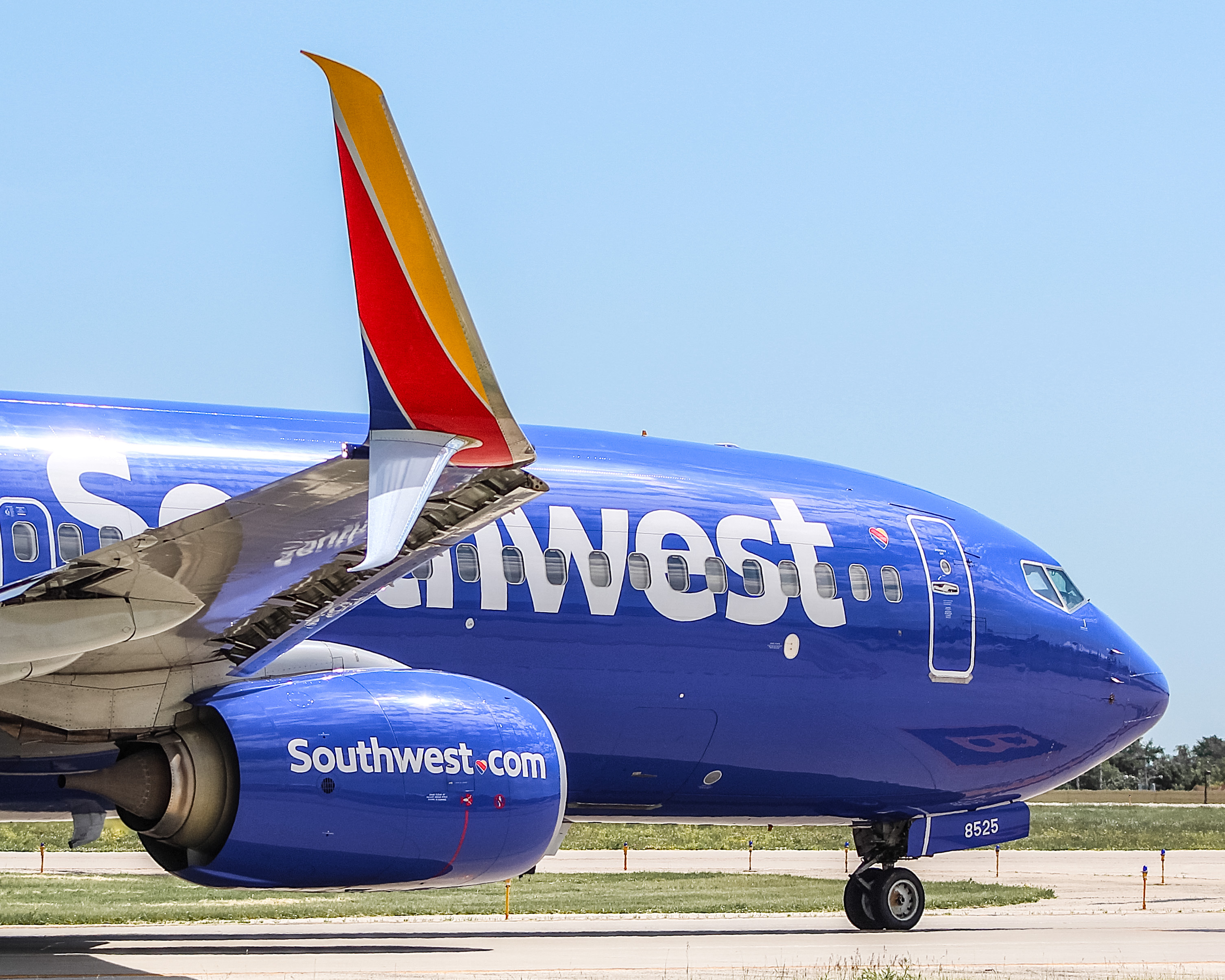 Full size: Southwest Airlines Boeing 737-800 N8525S at General Mitchell International Airport