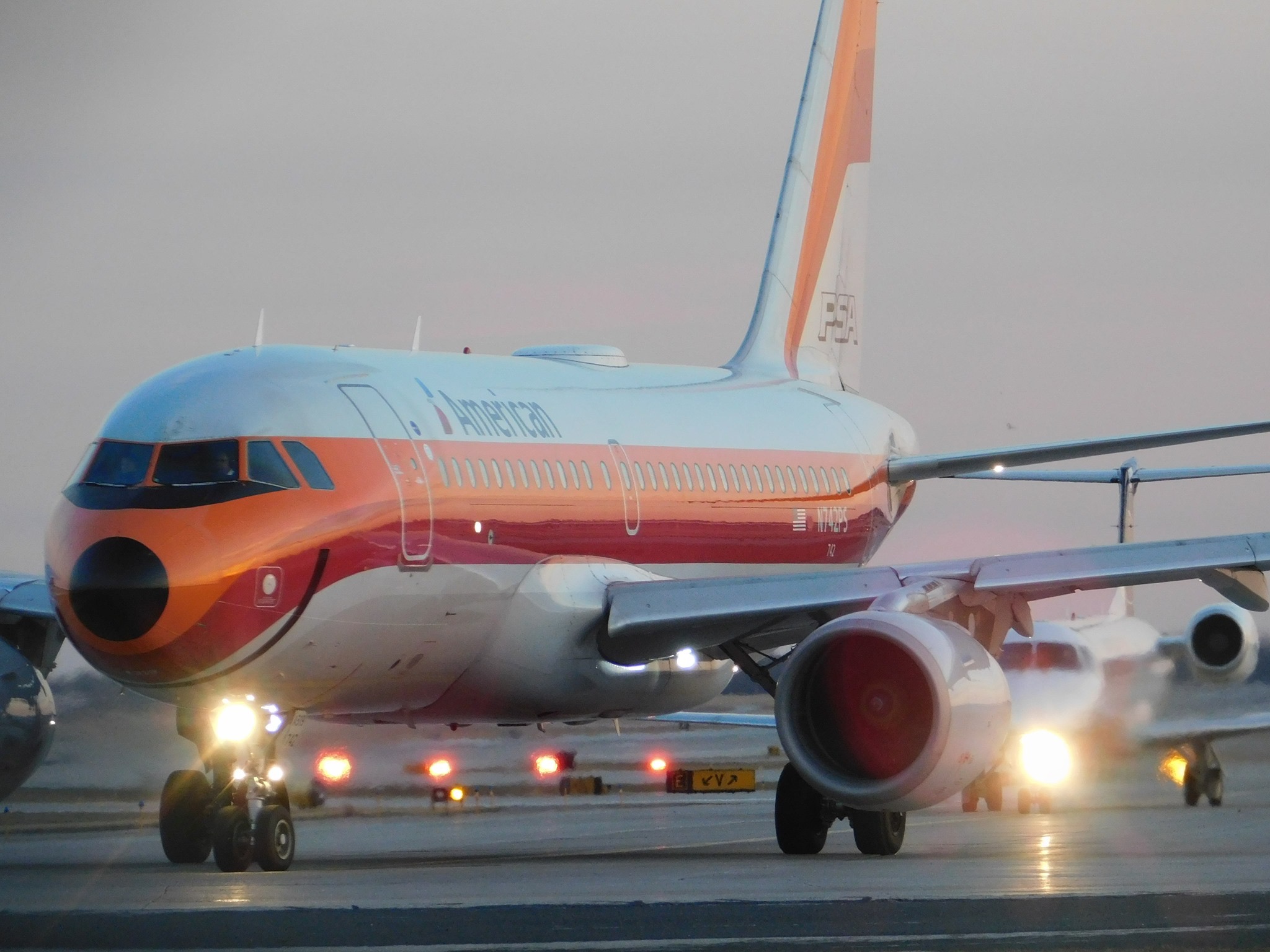 Full size: American Airlines Airbus A319 N742PS at General Mitchell International Airport