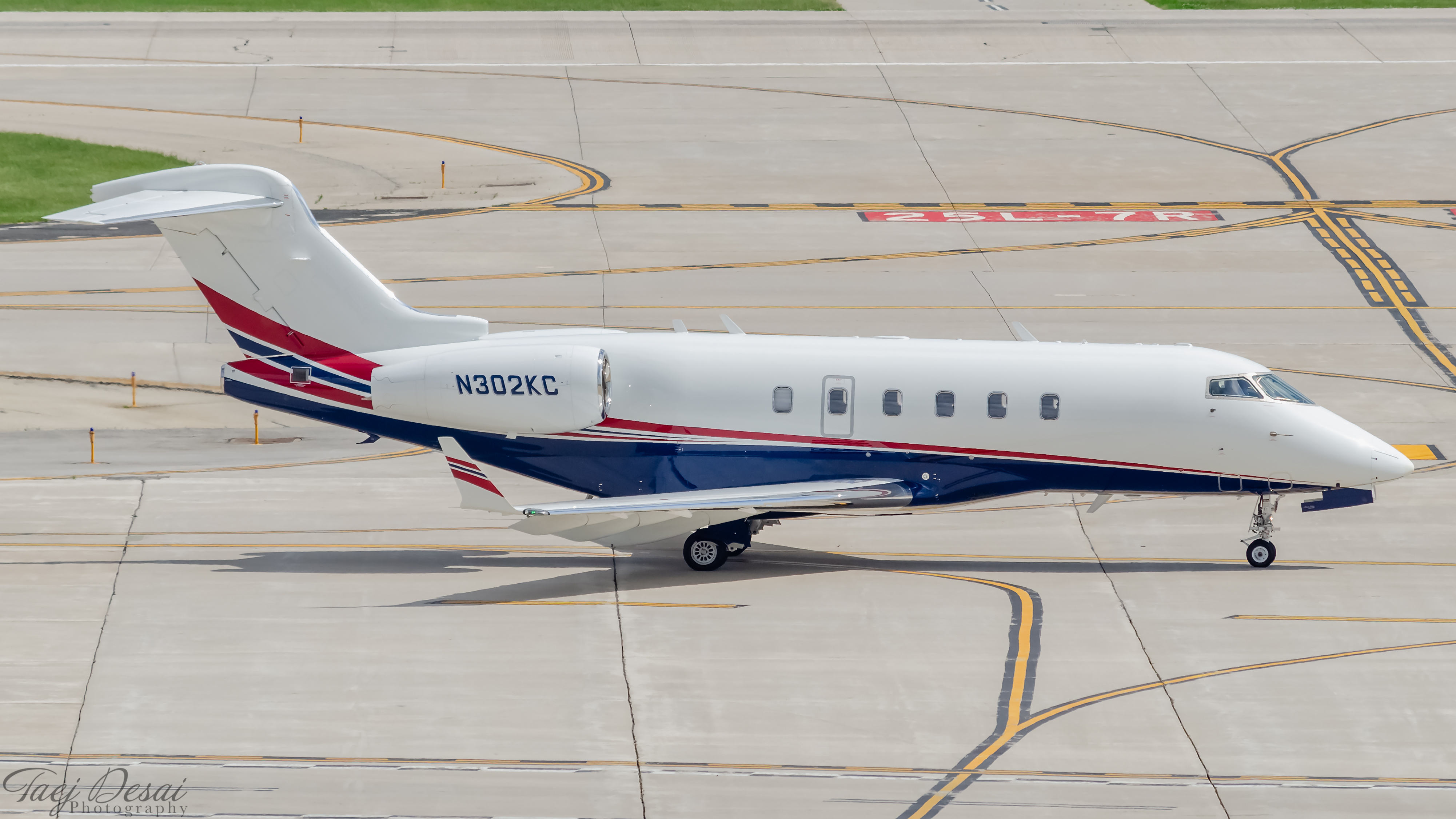 Full size: PRIVATE Bombardier Challenger 300 N302KC at General Mitchell International Airport