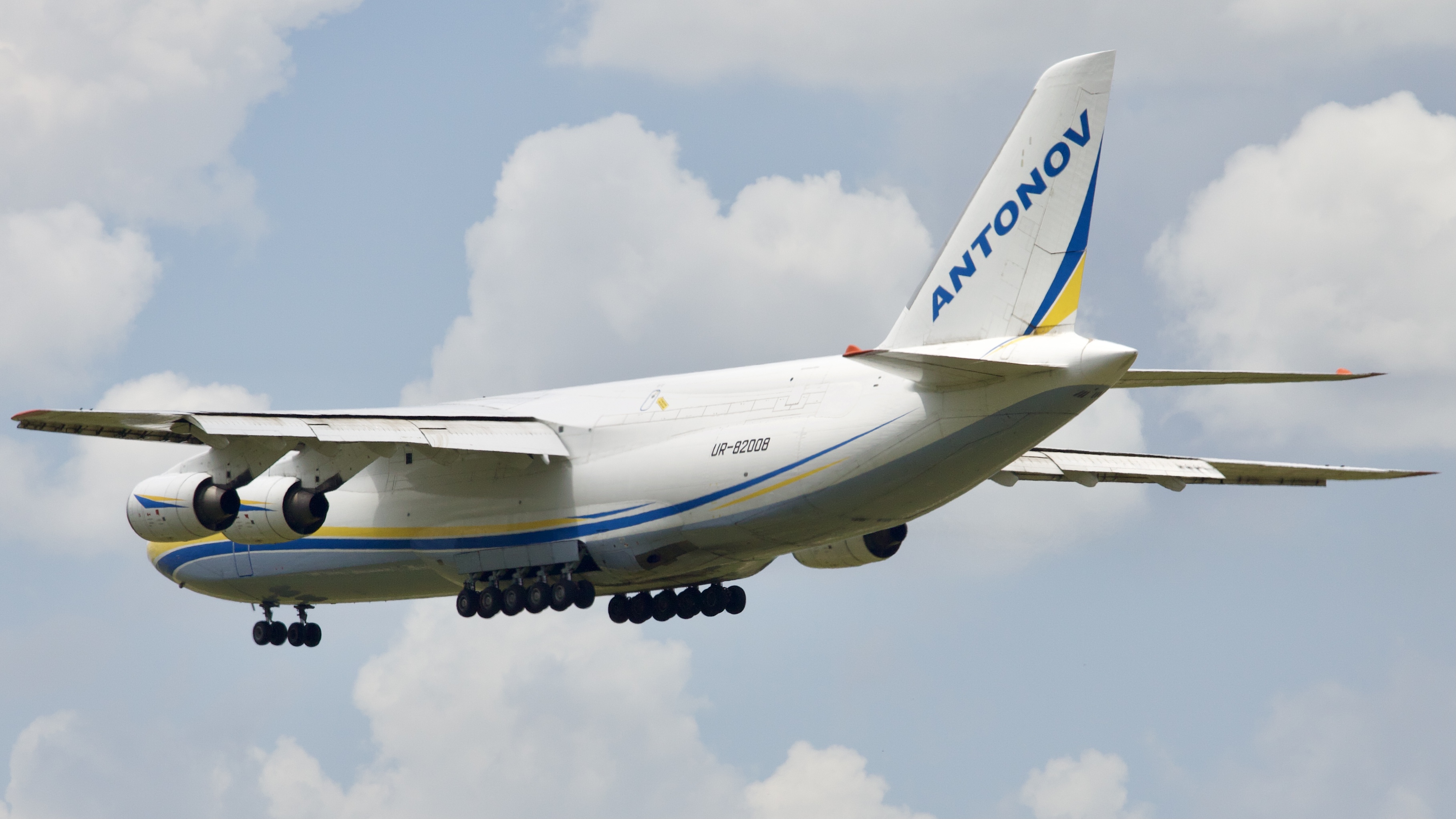 Full size: Antonov Design Bureau Antonov AN-124  UR-82008 at Houston-George Bush Intercontinental Airport