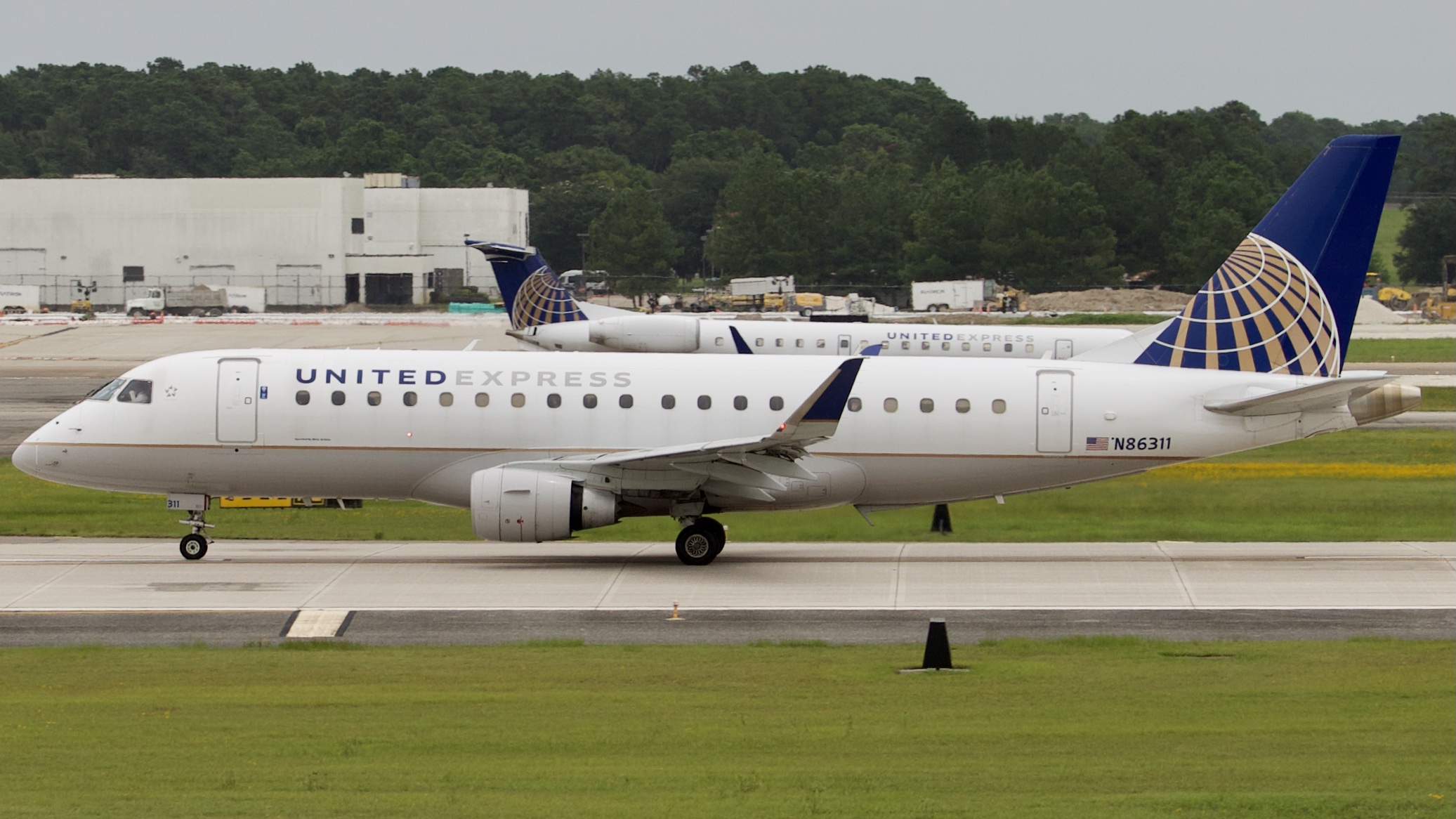 Full size: United Express Embraer E175 N86311 at Houston-George Bush Intercontinental Airport