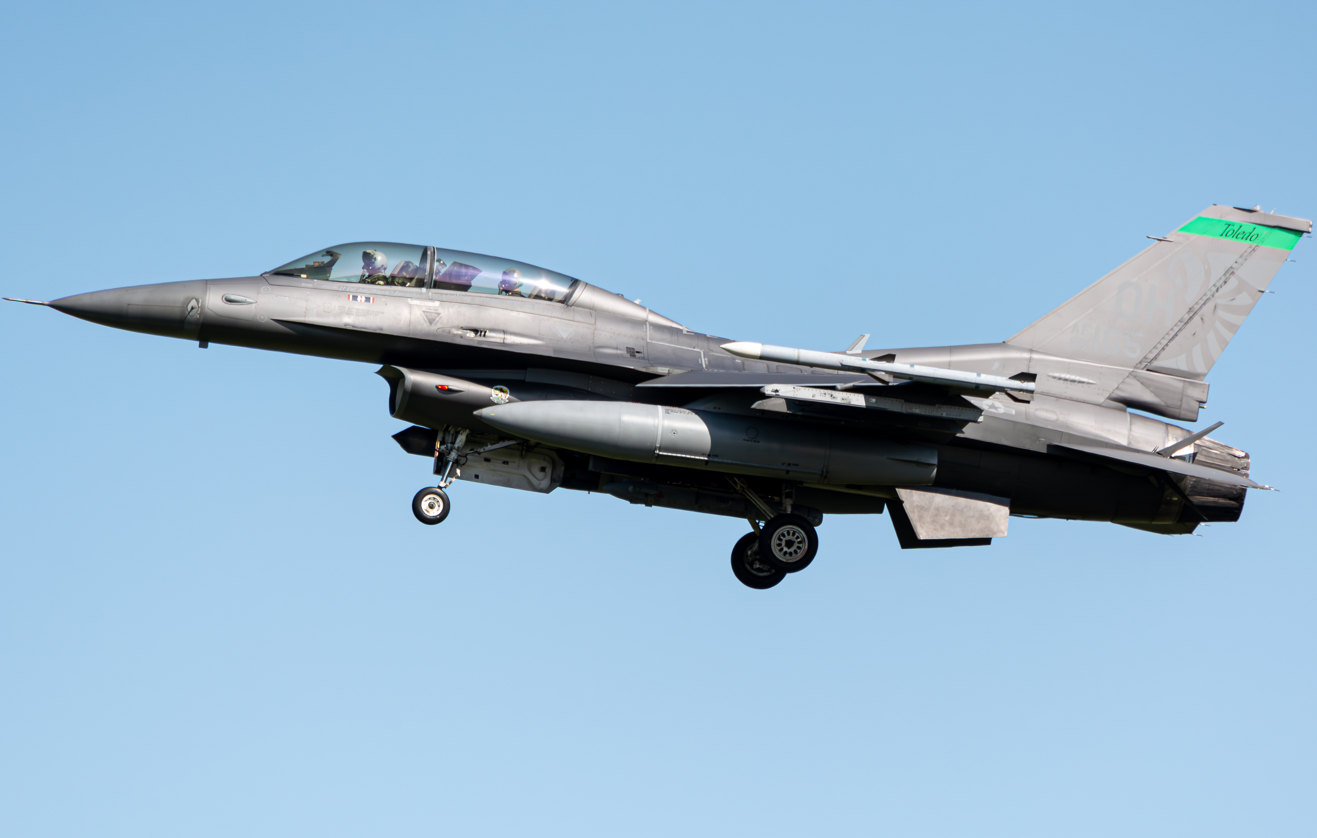 Full size: USAF - United States Air Force General Dynamics F-16 Fighting Falcon 89-2165 at Toledo Express Airport
