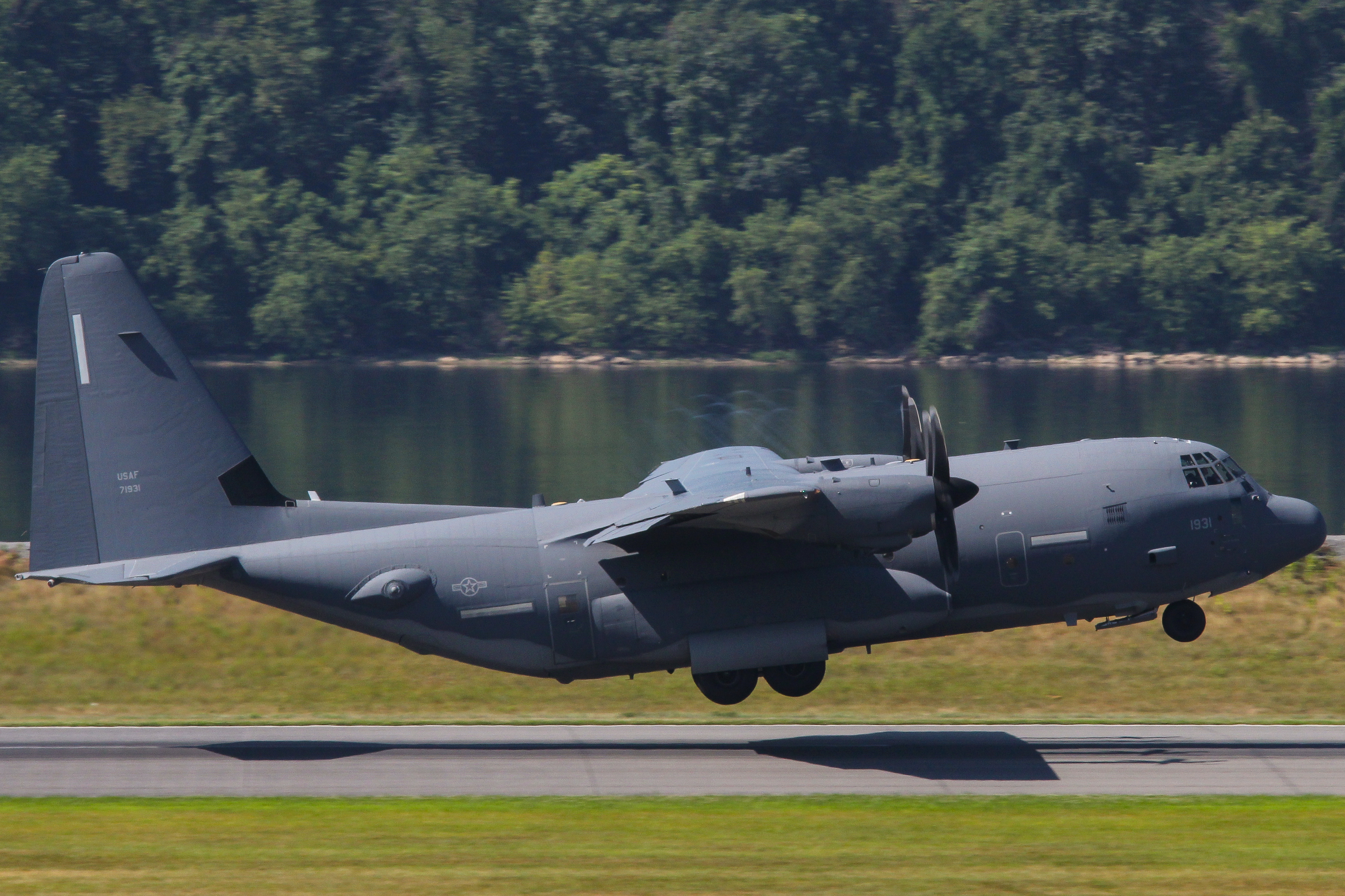 Full size: US Air Force  Lockheed C-130 Hercules 97-1931 at Harrisburg International Airport