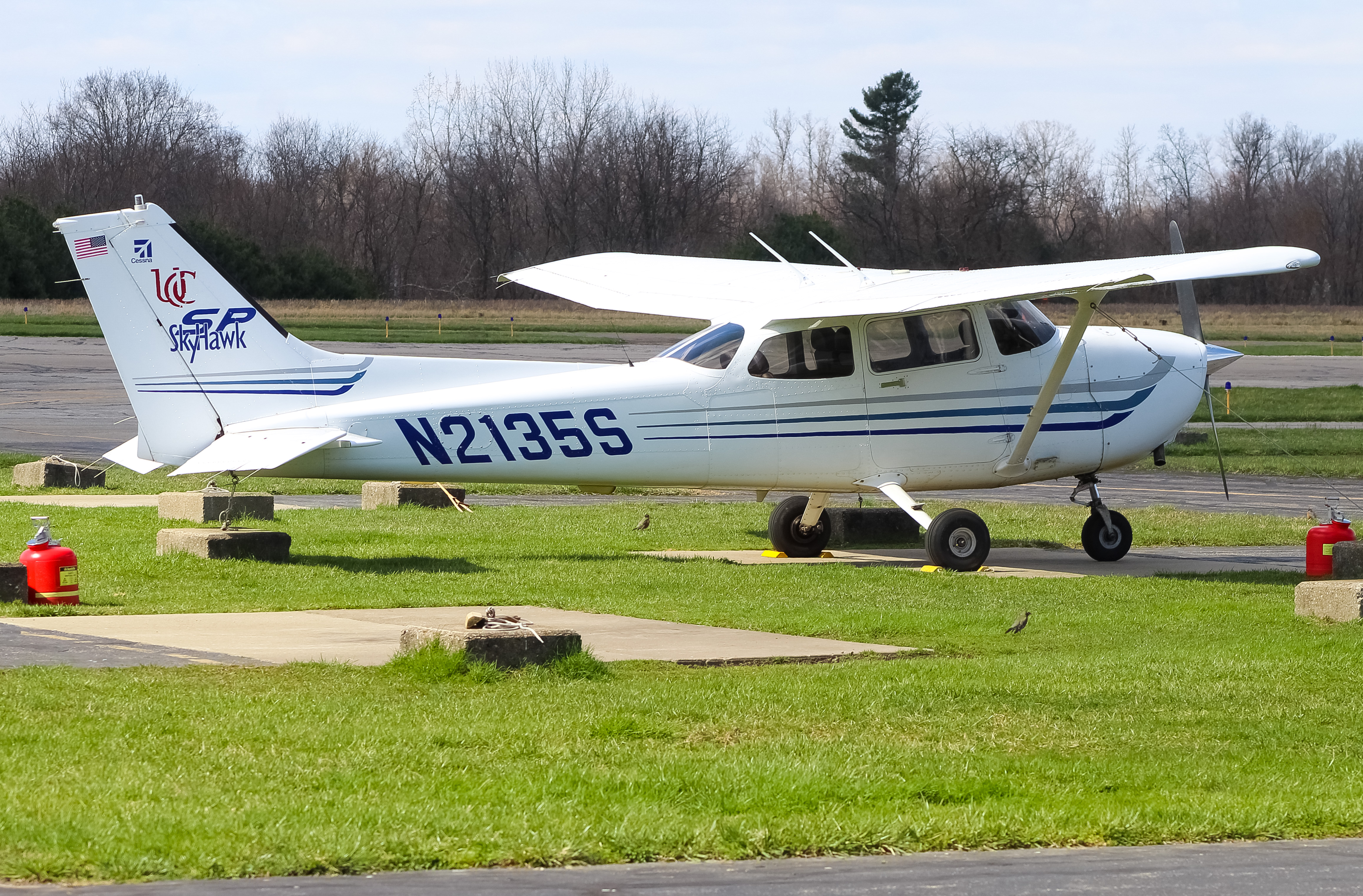 Full size: PRIVATE Cessna 172 N2135S at Clermont County Airport