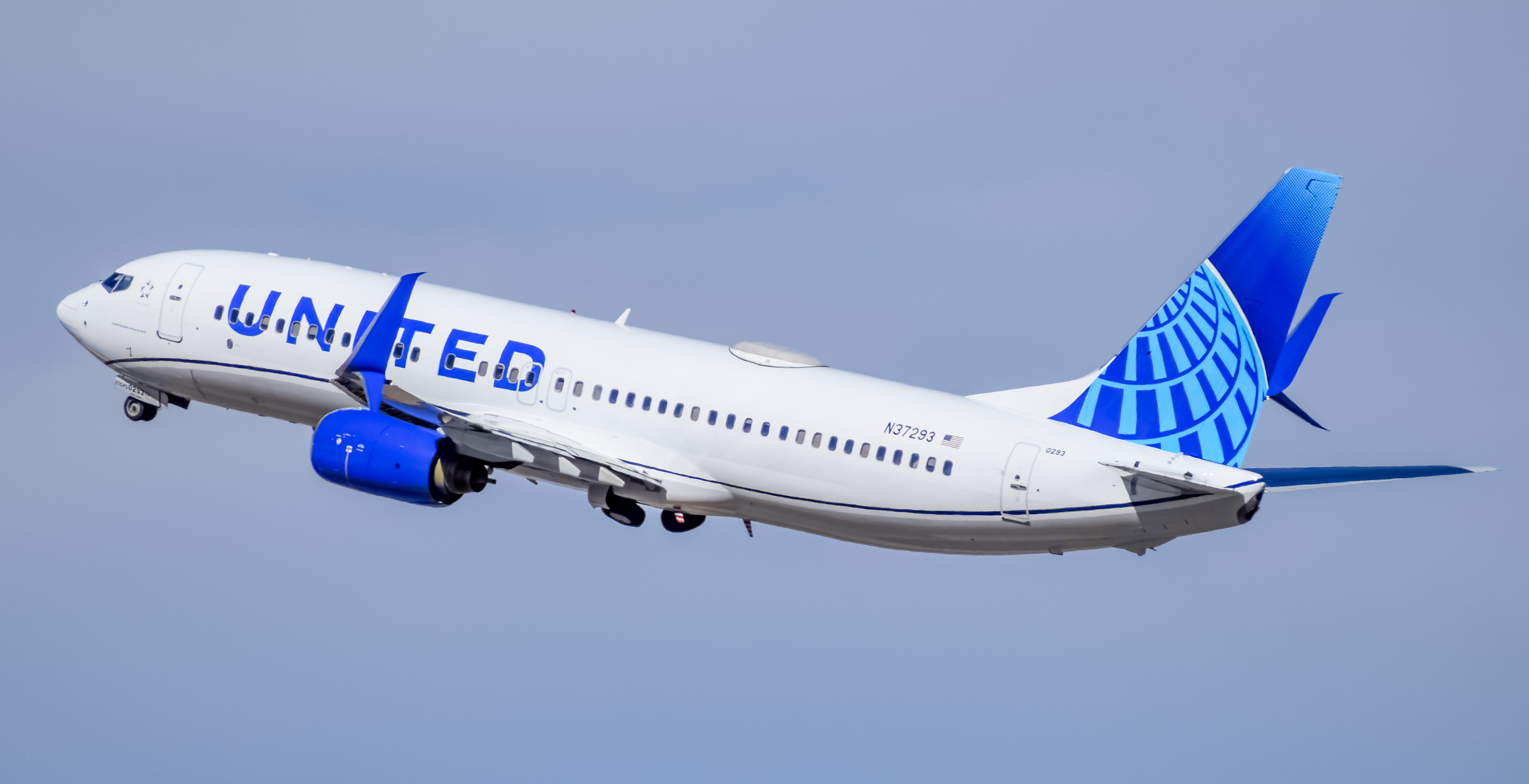 Full size: United Airlines Boeing 737-800 N37293 at Denver International Airport