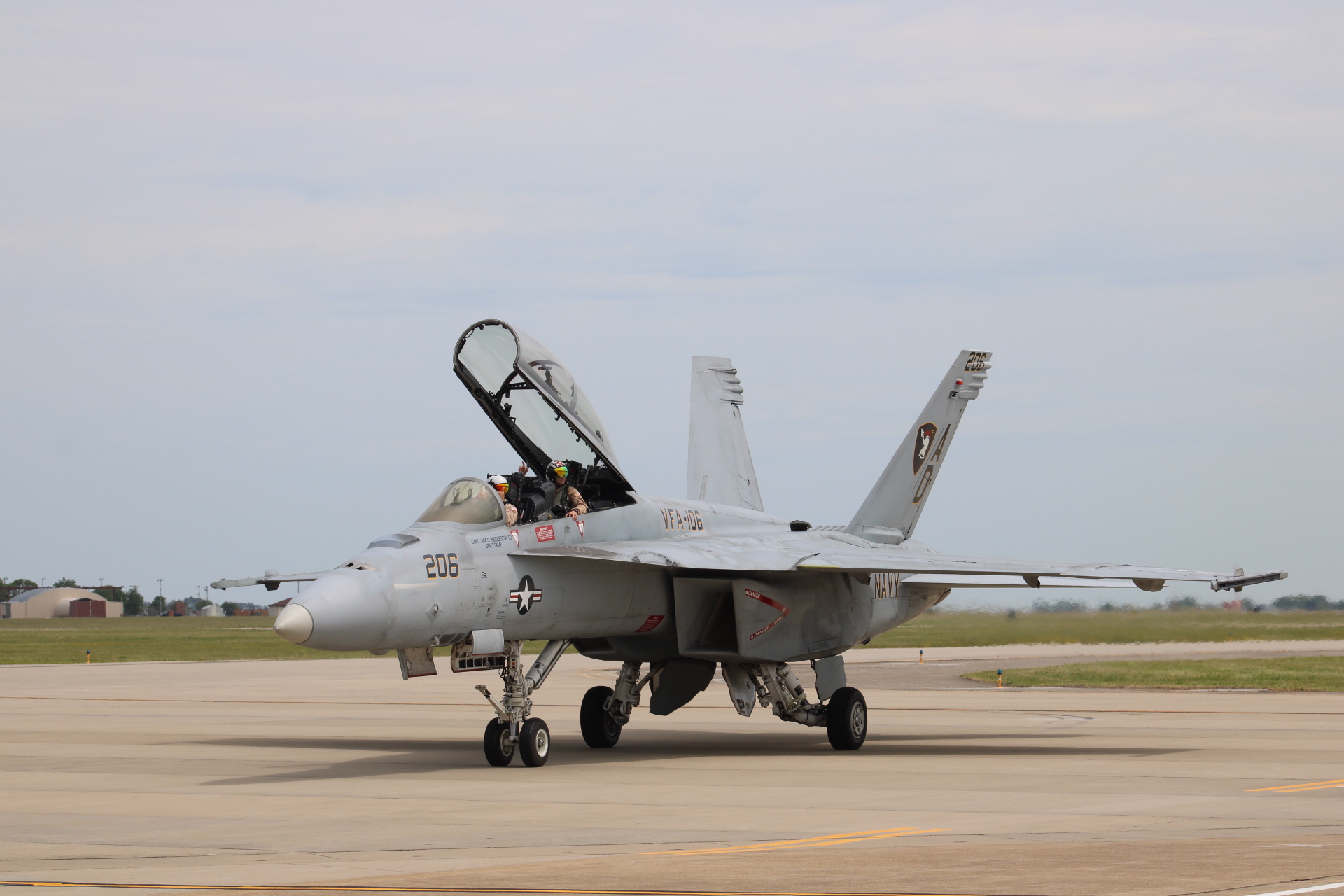 Full size: US Navy Boeing F/A-18E/F Super Hornet 165887 at Langley Air Force Base