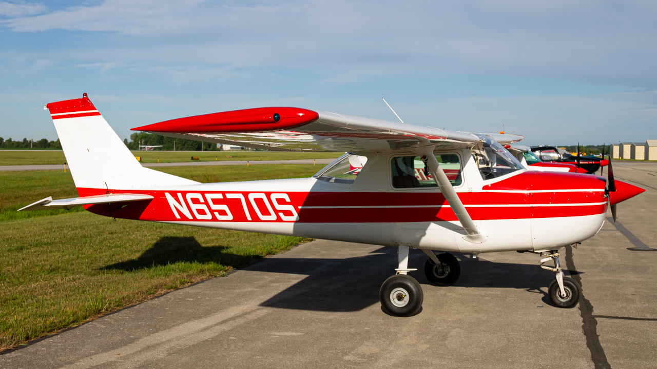 Full size: PRIVATE Cessna 172 N6570S at Delaware Municipal Airport