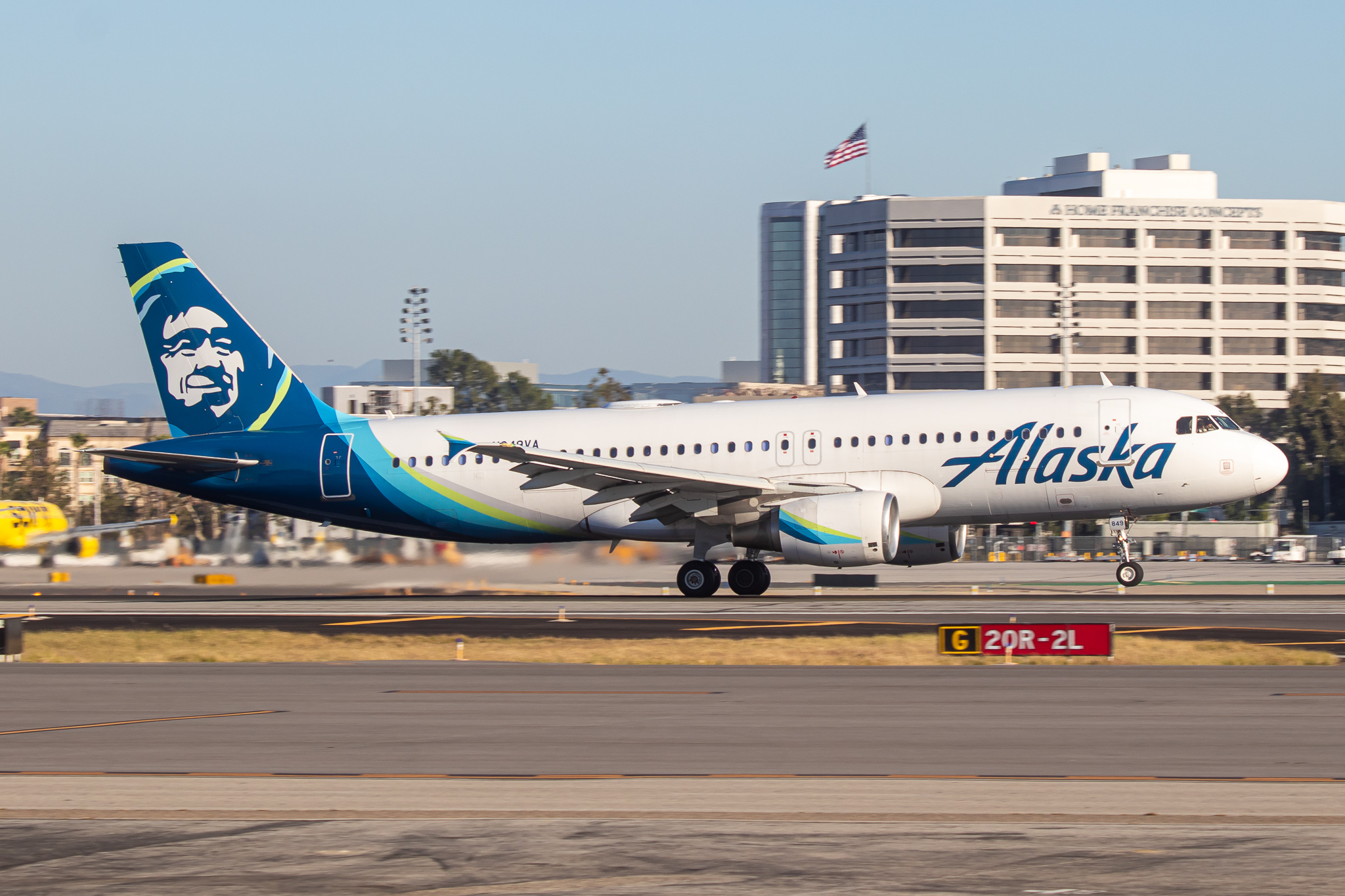 Full size: Alaska Airlines Airbus A320 N849VA at John Wayne/Orange County Airport