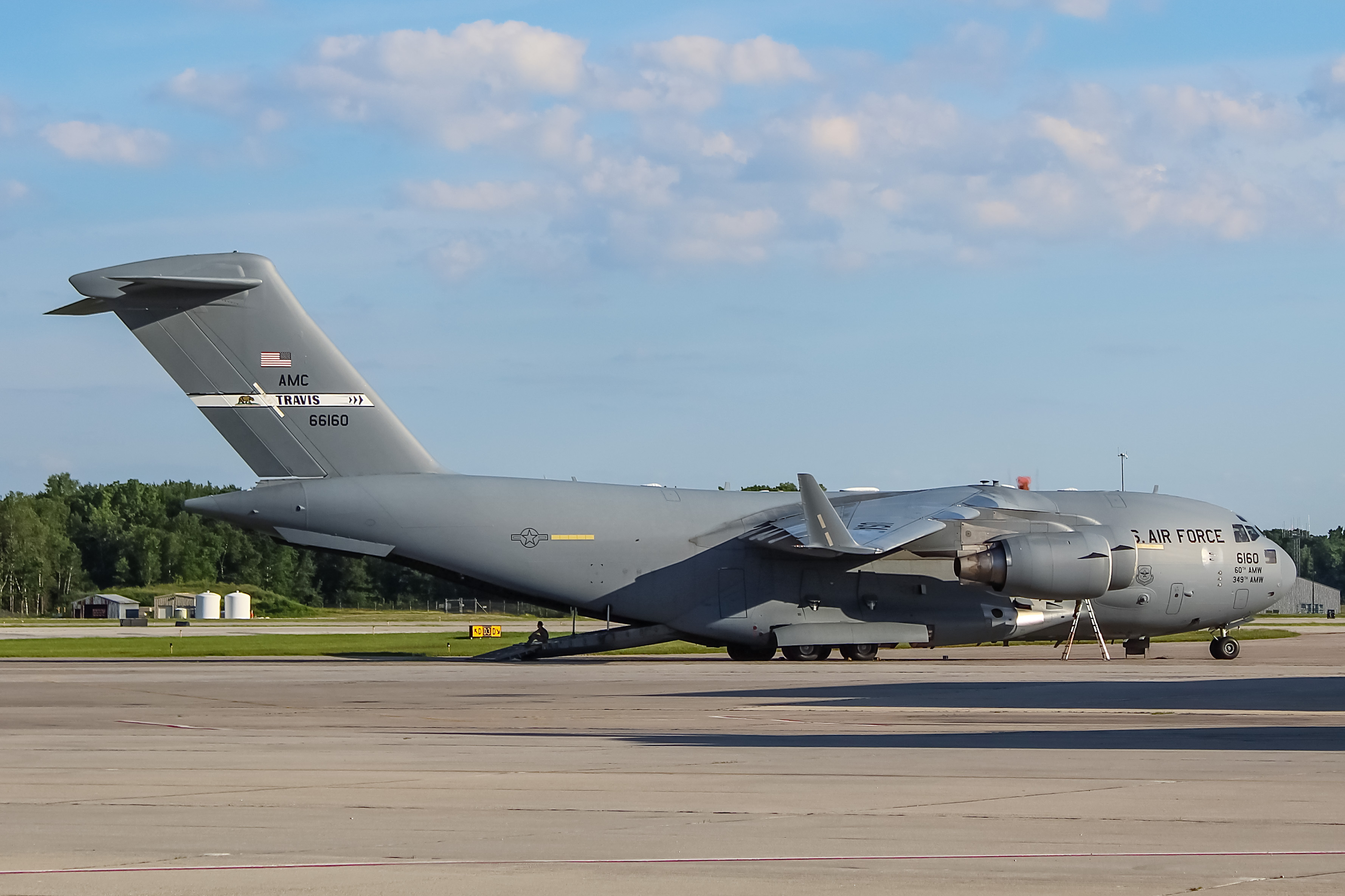 Full size: USAF - United States Air Force Boeing C-17 Globemaster III 06-6160 at Green Bay-Austin Straubel International Airport