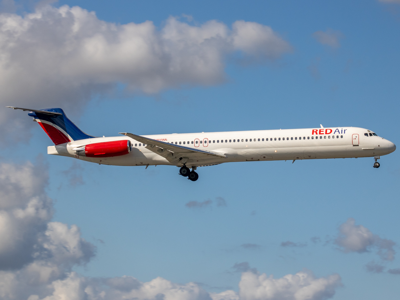 Full size: RedAir McDonnell Douglas MD-82 HI1066 at Miami International Airport