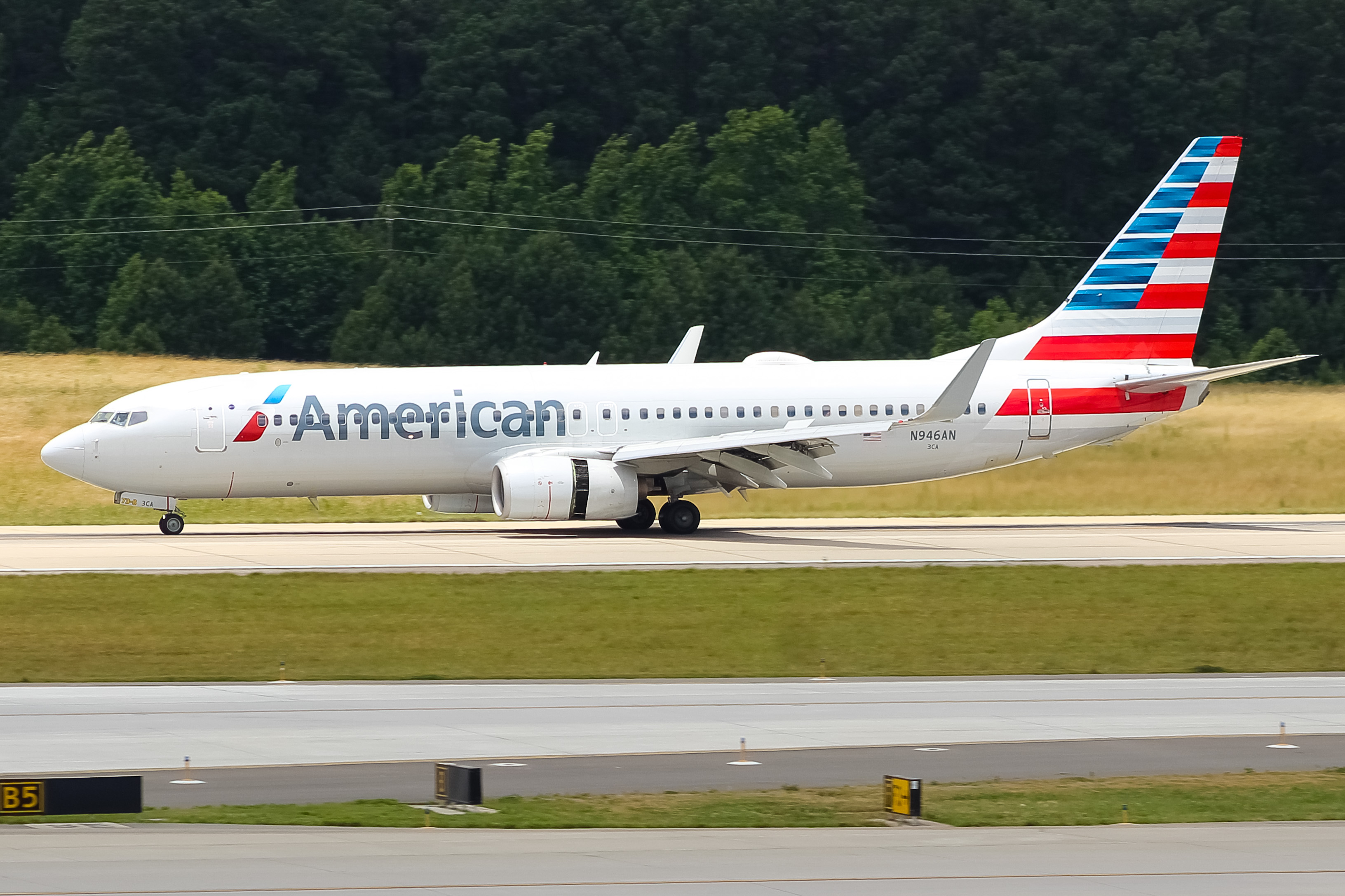 Full size: American Airlines Boeing 737-800 N946AN at Raleigh-Durham International Airport