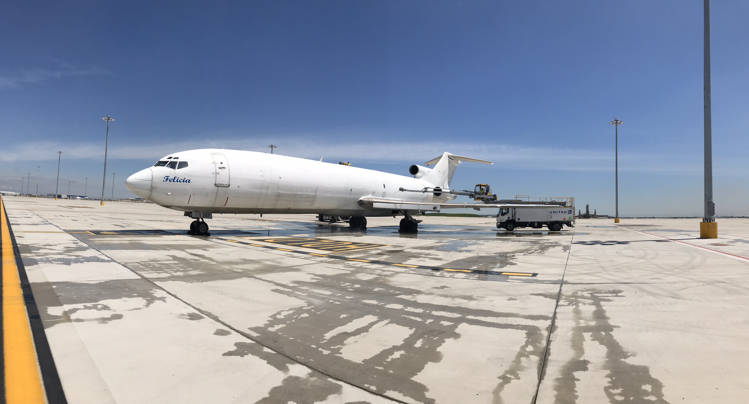 Full size: FedEx Boeing 727-200 N257FE at Chicago O'Hare International Airport
