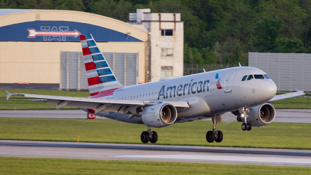 Full size: American Airlines Airbus A319 N704US at John Glenn Columbus International Airport