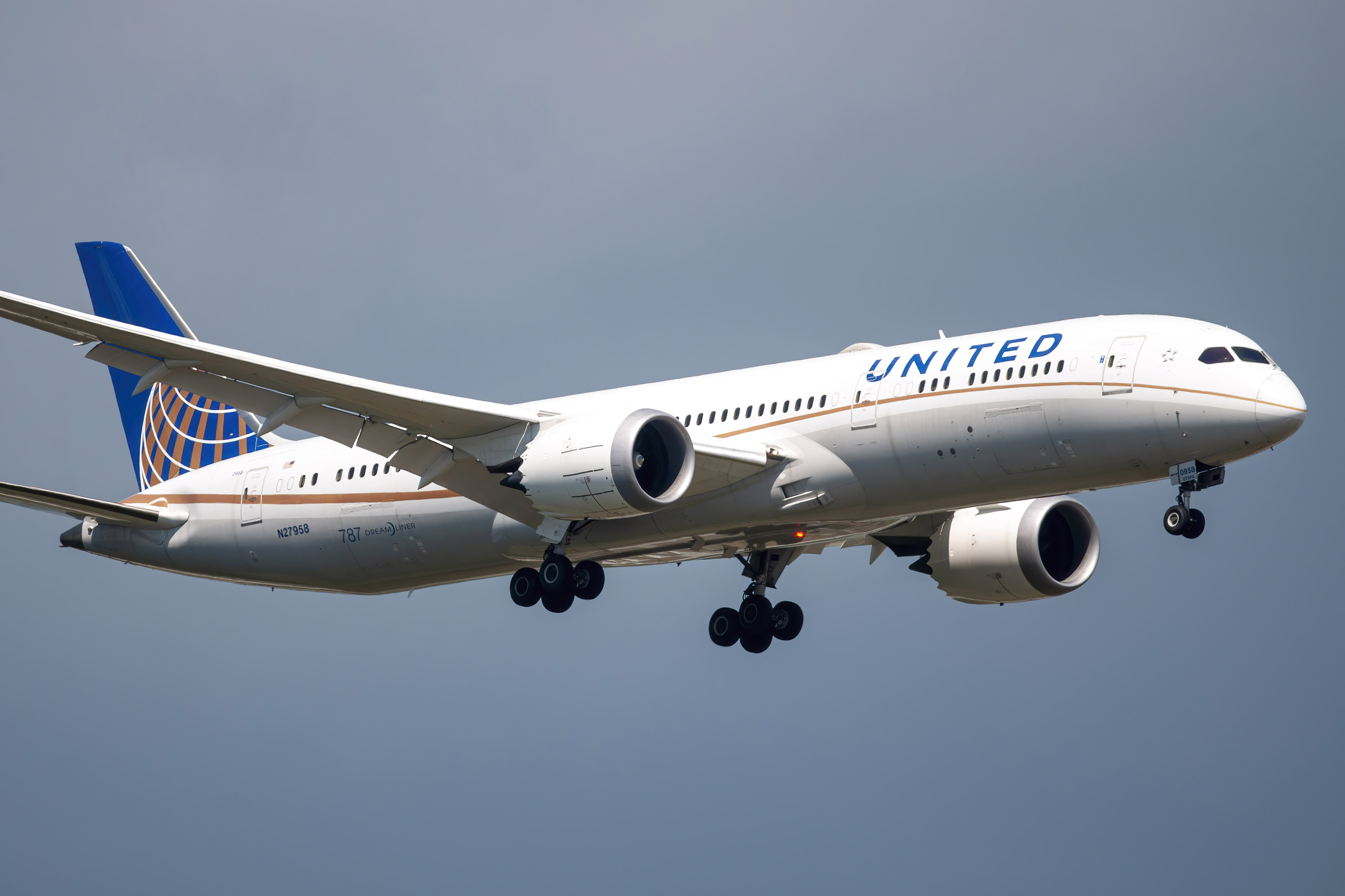 Full size: United Airlines Boeing 787-9 N27958 at Washington Dulles International Airport